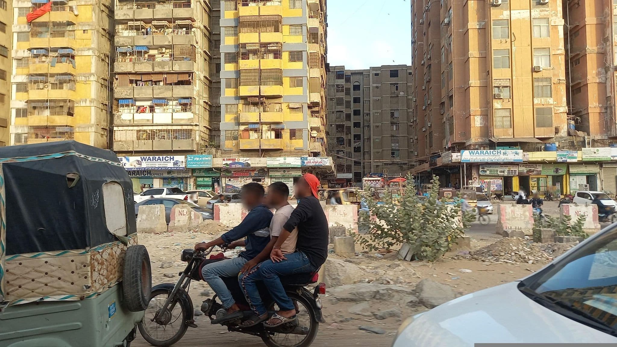 Street view near Waraich express, Karachi