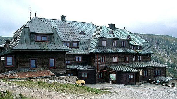 Strzecha Akademicka (via Wikimedia Commons, CC BY-SA 3.0)