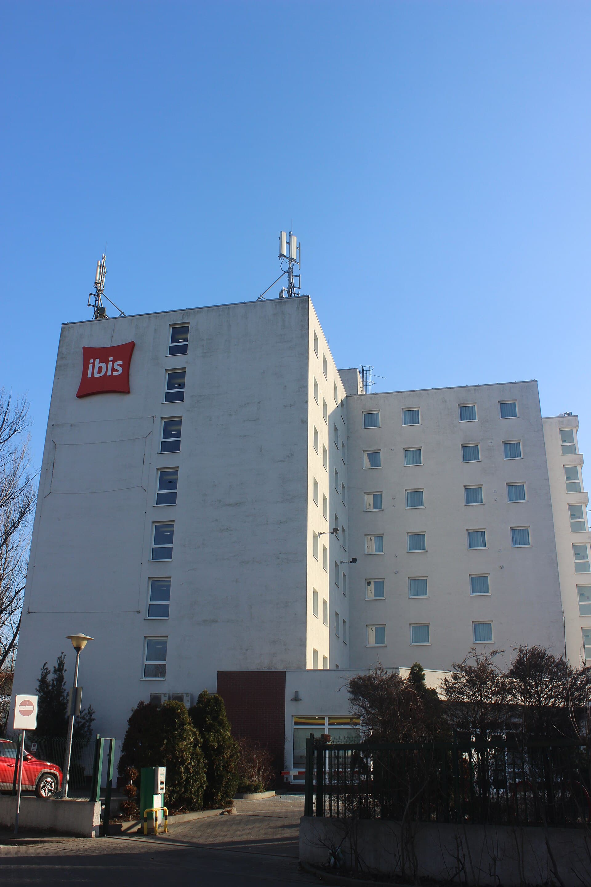 Ibis Warszawa Ostrobramska (via Wikimedia Commons, CC BY-SA 4.0)