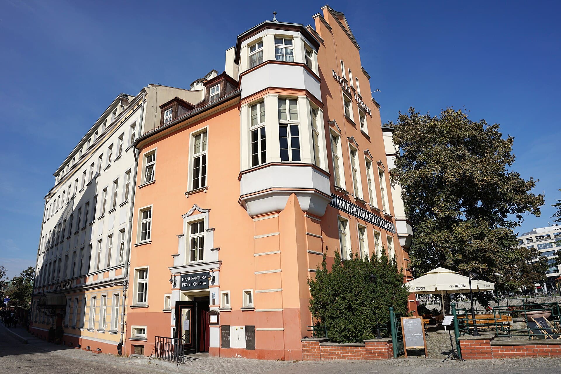 Hotel Tumski (via Wikimedia Commons, CC BY-SA 4.0)