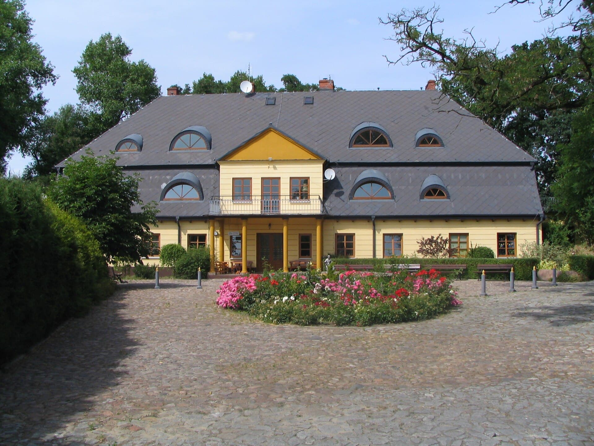 Dworek Pod Herbem (via Wikimedia Commons, CC BY-SA 3.0 pl)