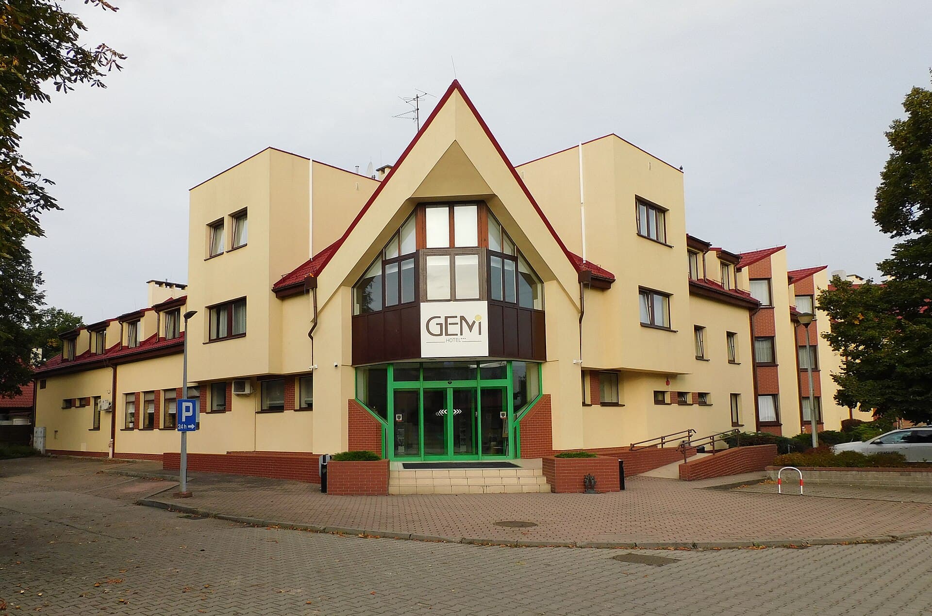 Gem Hotel (via Wikimedia Commons, CC BY-SA 4.0)