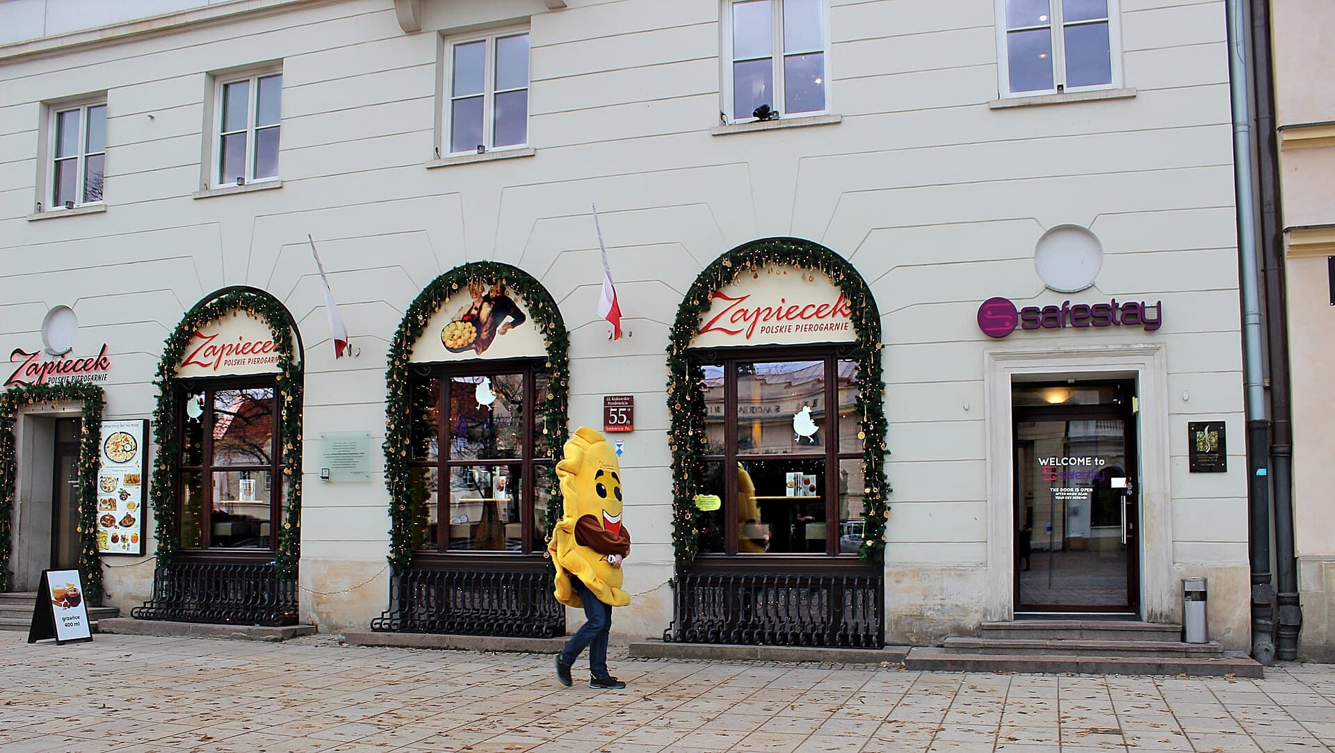 Safestay Warsaw (via Wikimedia Commons, CC0)