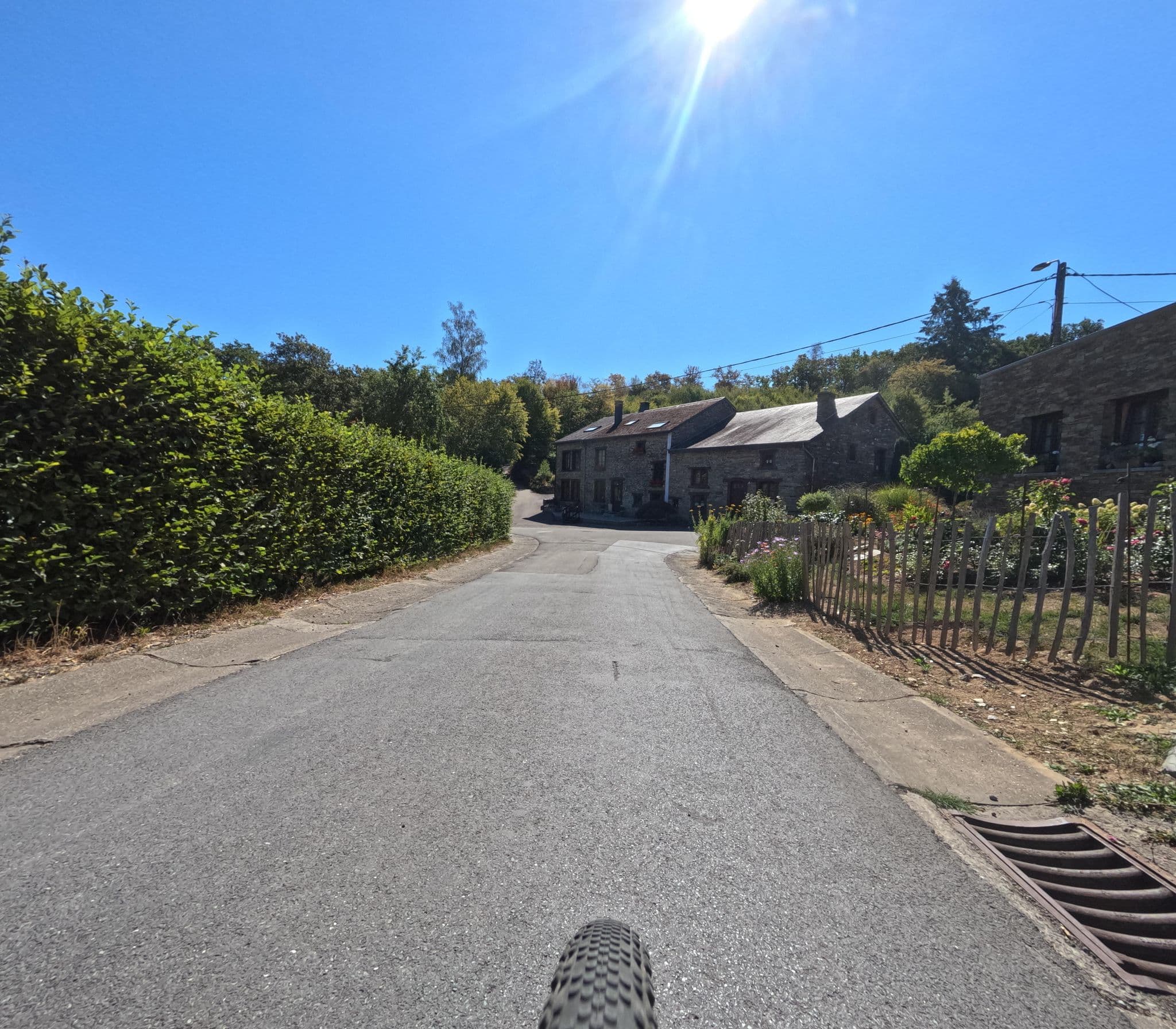 Street view near Au Bonheur des Anges, Bièvre — © Stijnbrengtdewereldinbeeld (CC BY-SA · Mapillary)