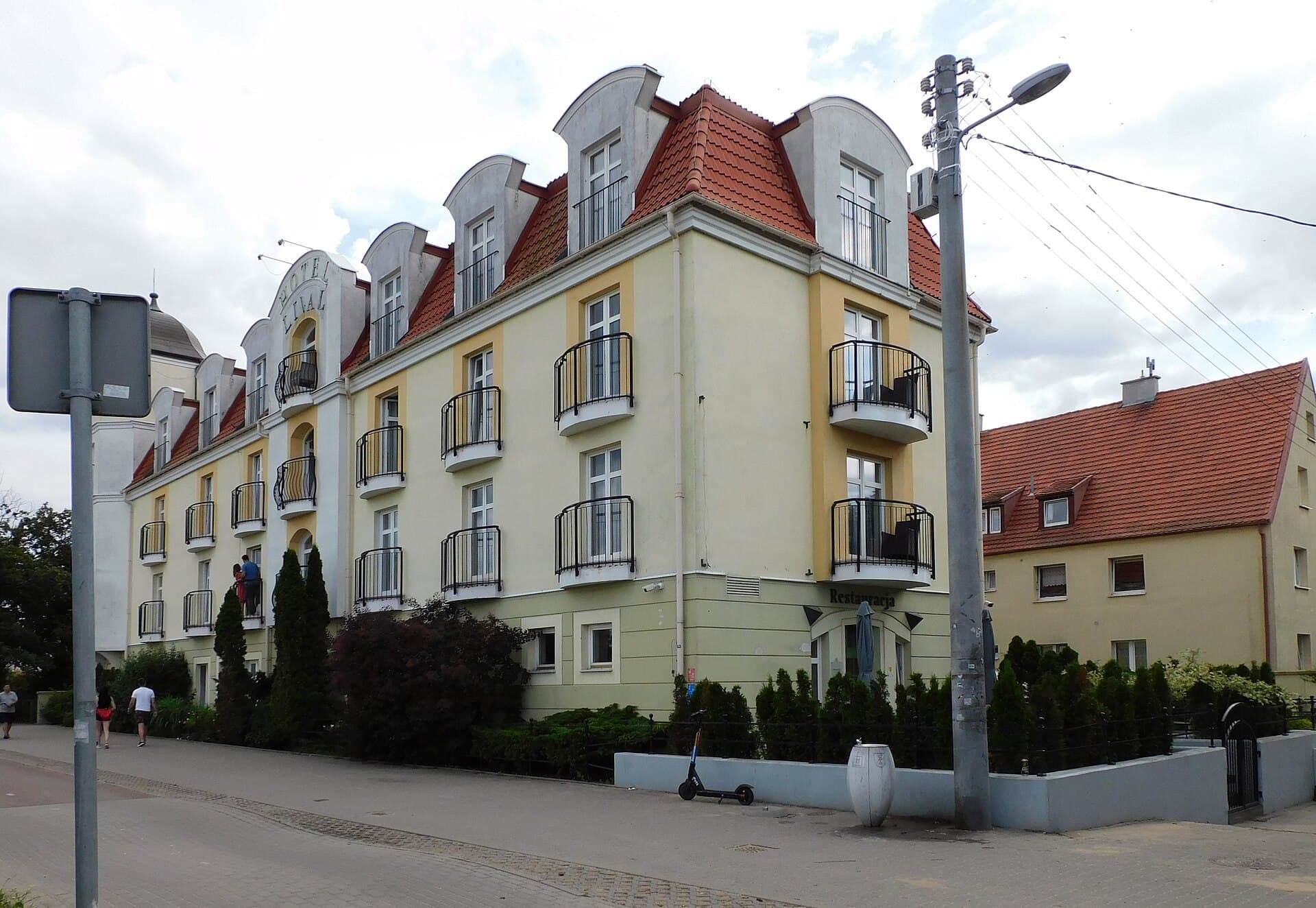 Hotel Lival (via Wikimedia Commons, CC BY-SA 4.0)