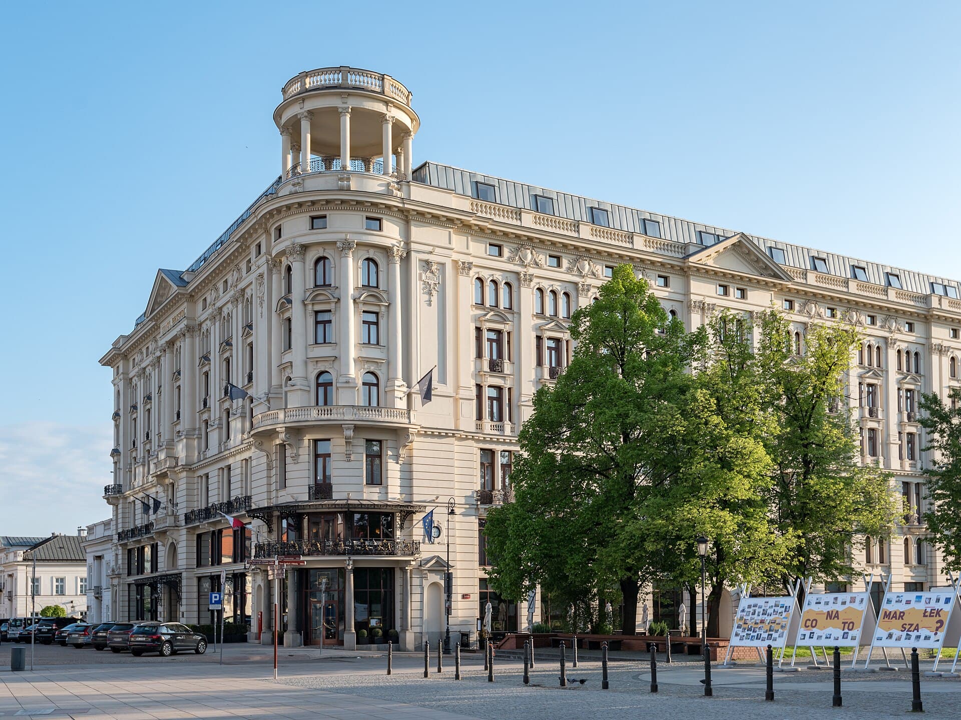 Hotel Bristol (via Wikimedia Commons, CC BY-SA 4.0)