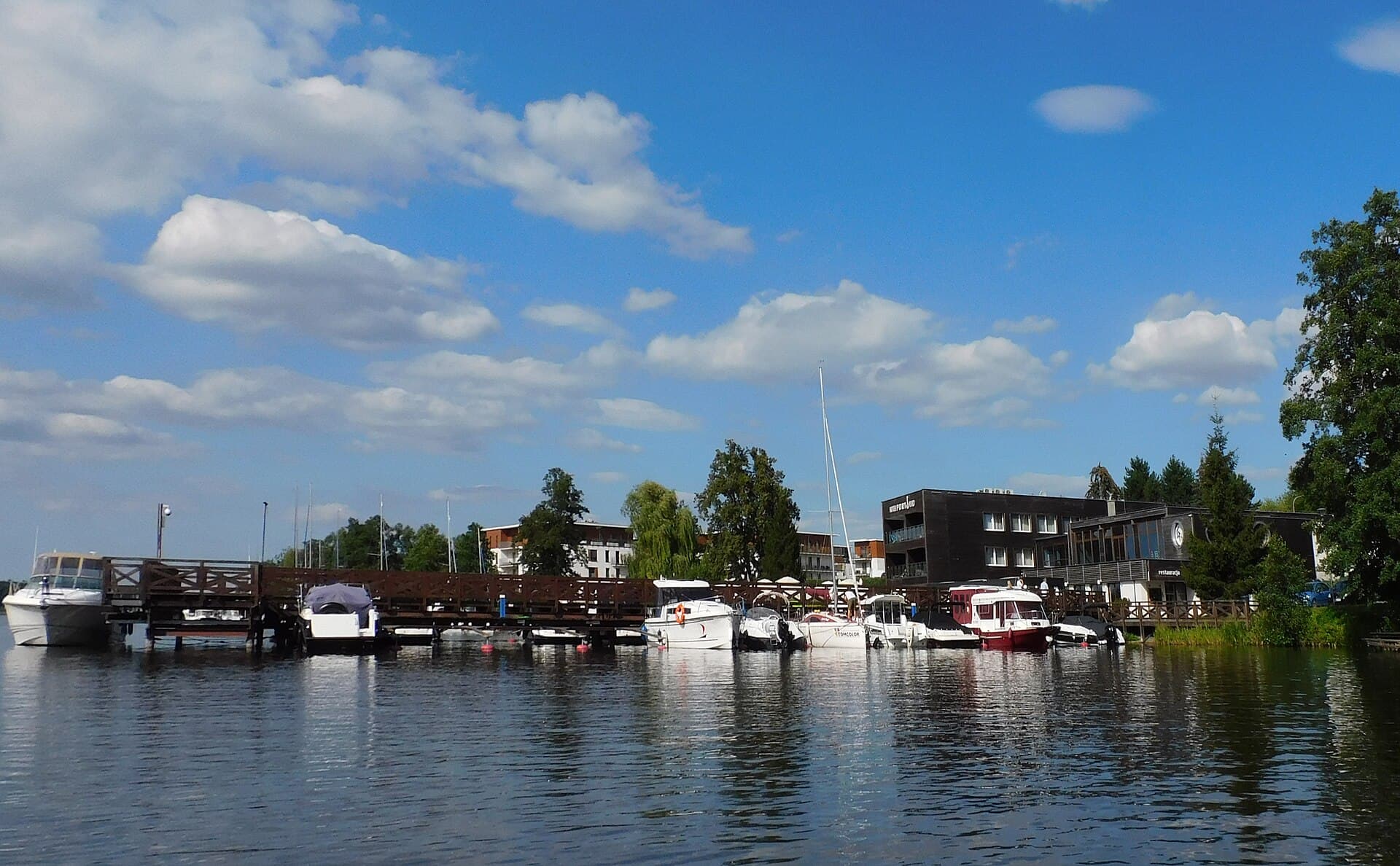 Port 110 (via Wikimedia Commons, CC BY-SA 4.0)