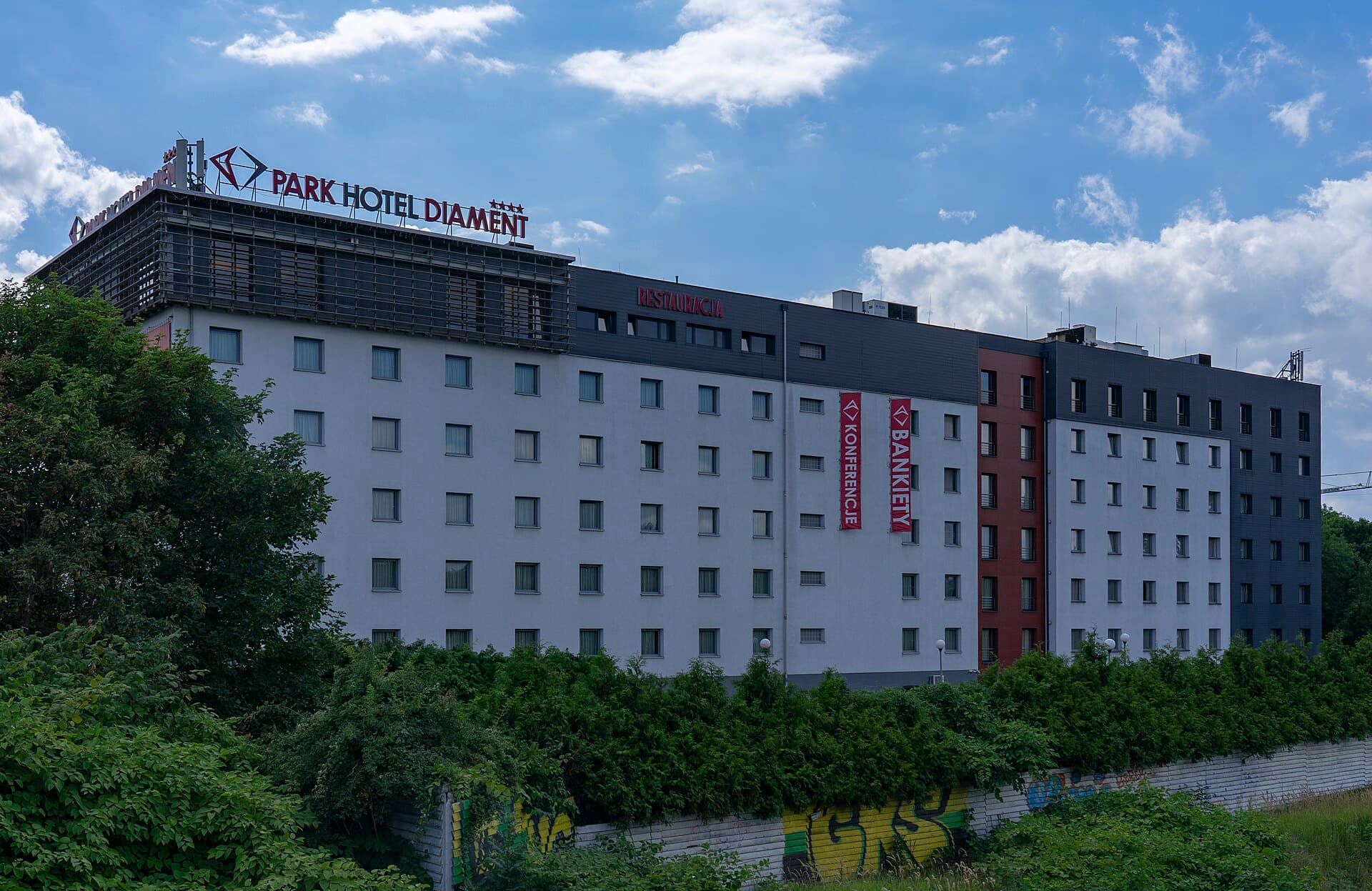 Park Hotel Diament (via Wikimedia Commons, CC BY 4.0)