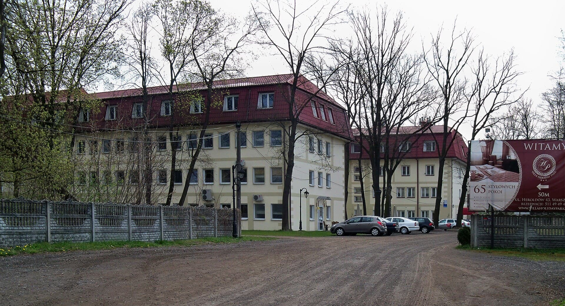 Holiday Park (via Wikimedia Commons, CC BY-SA 3.0)
