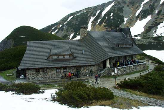 Schronisko PTTK w Dolinie Pięciu Stawów Polskich (via Wikimedia Commons, CC BY-SA 3.0)