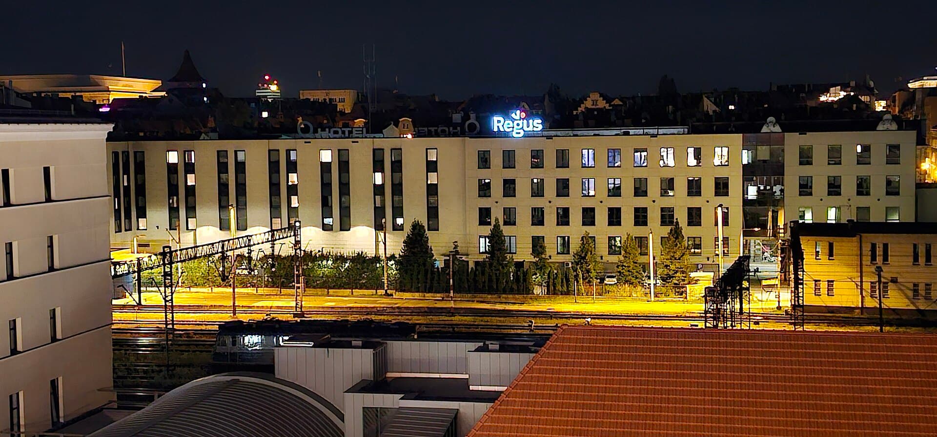 Q Hotel Plus (via Wikimedia Commons, CC BY-SA 4.0)