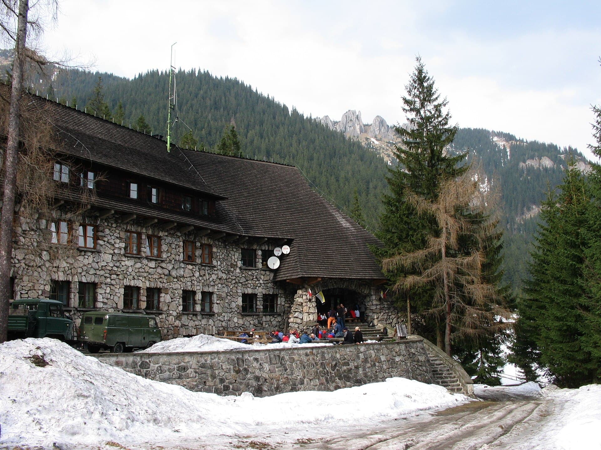 Schronisko PTTK na Polanie Chochołowskiej (via Wikimedia Commons, CC BY-SA 3.0)