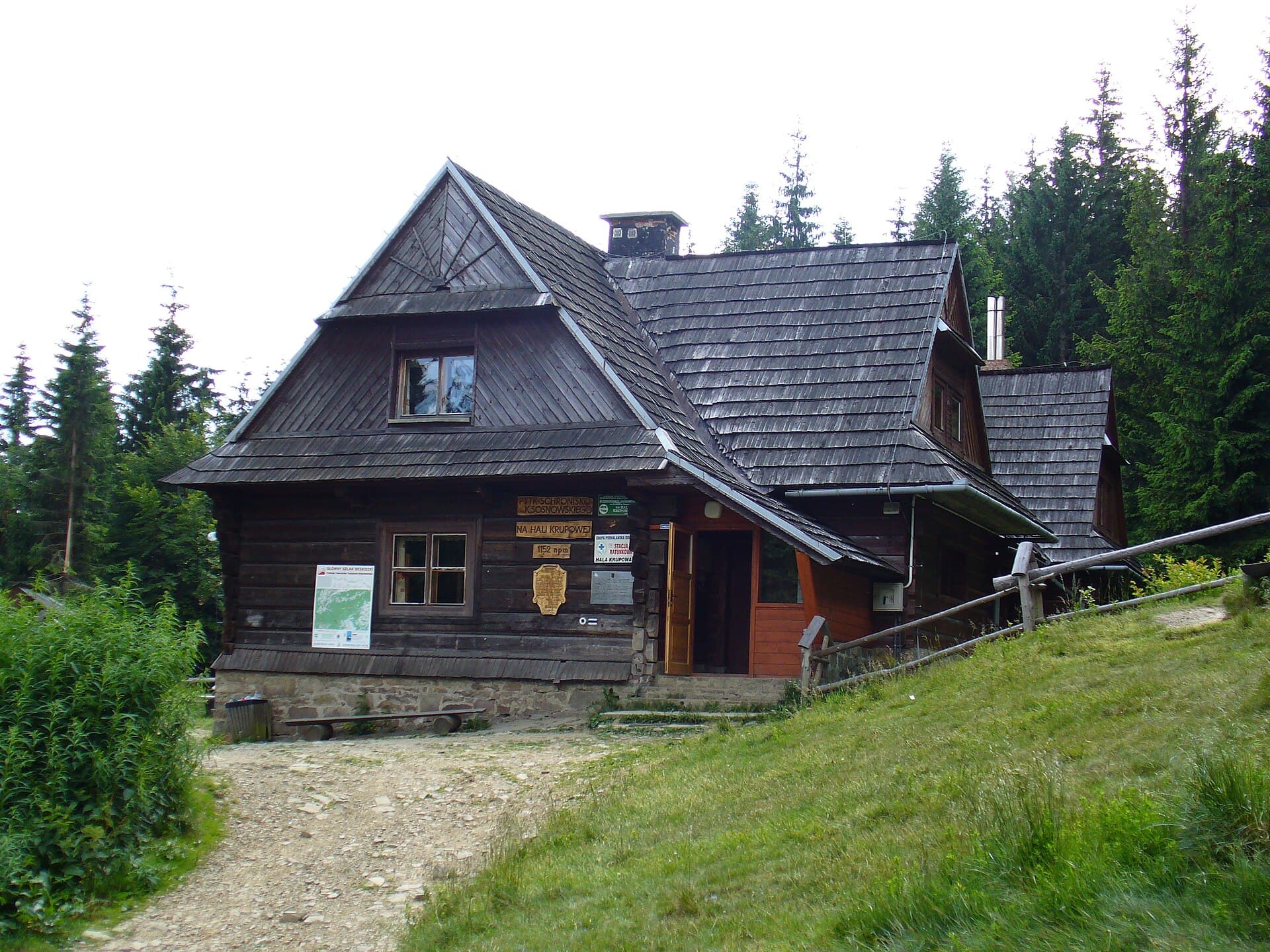 Schronisko PTTK na Hali Krupowej (via Wikimedia Commons, CC BY-SA 4.0)