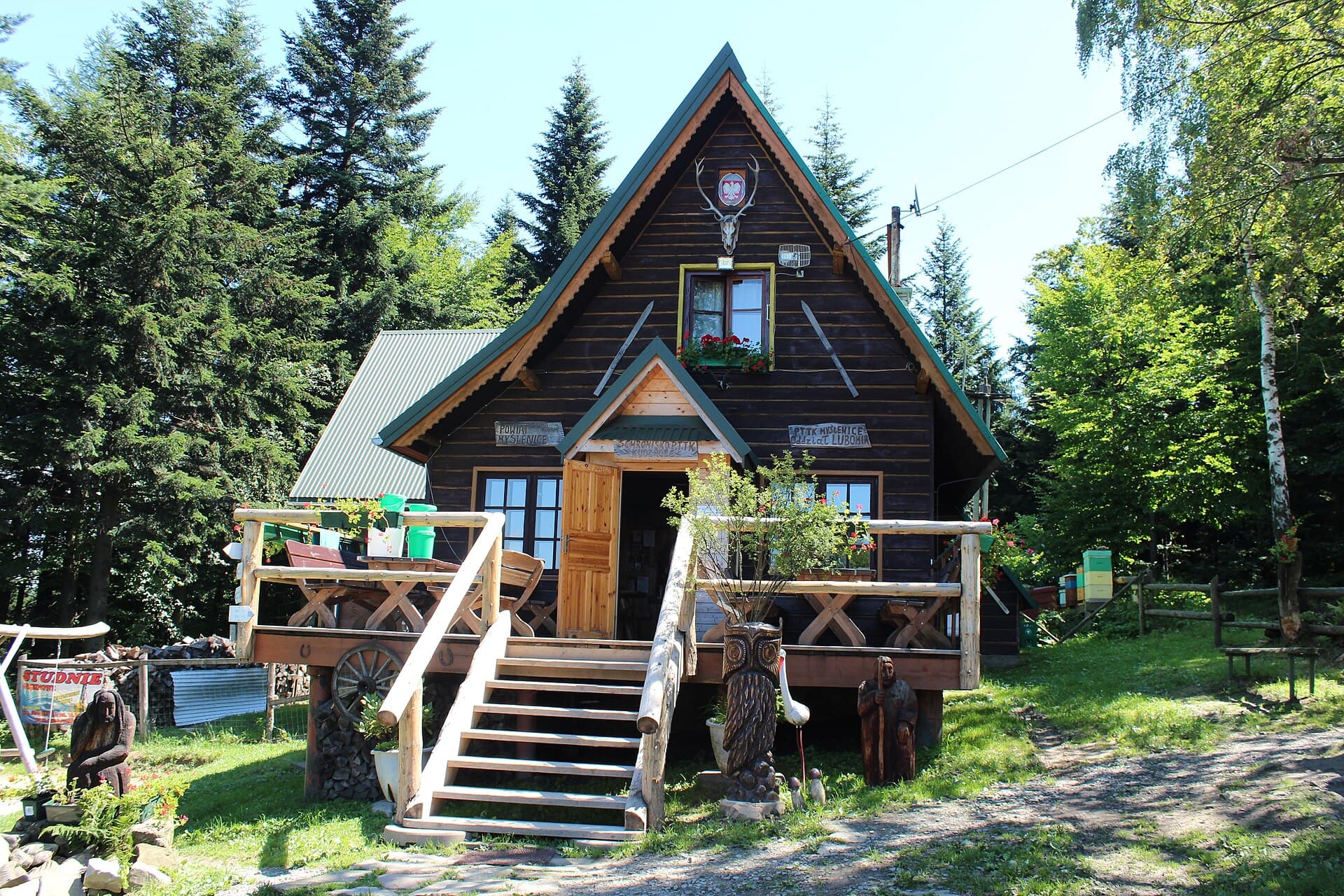 Schronisko PTTK na Kudłaczach (via Wikimedia Commons, CC BY-SA 4.0)
