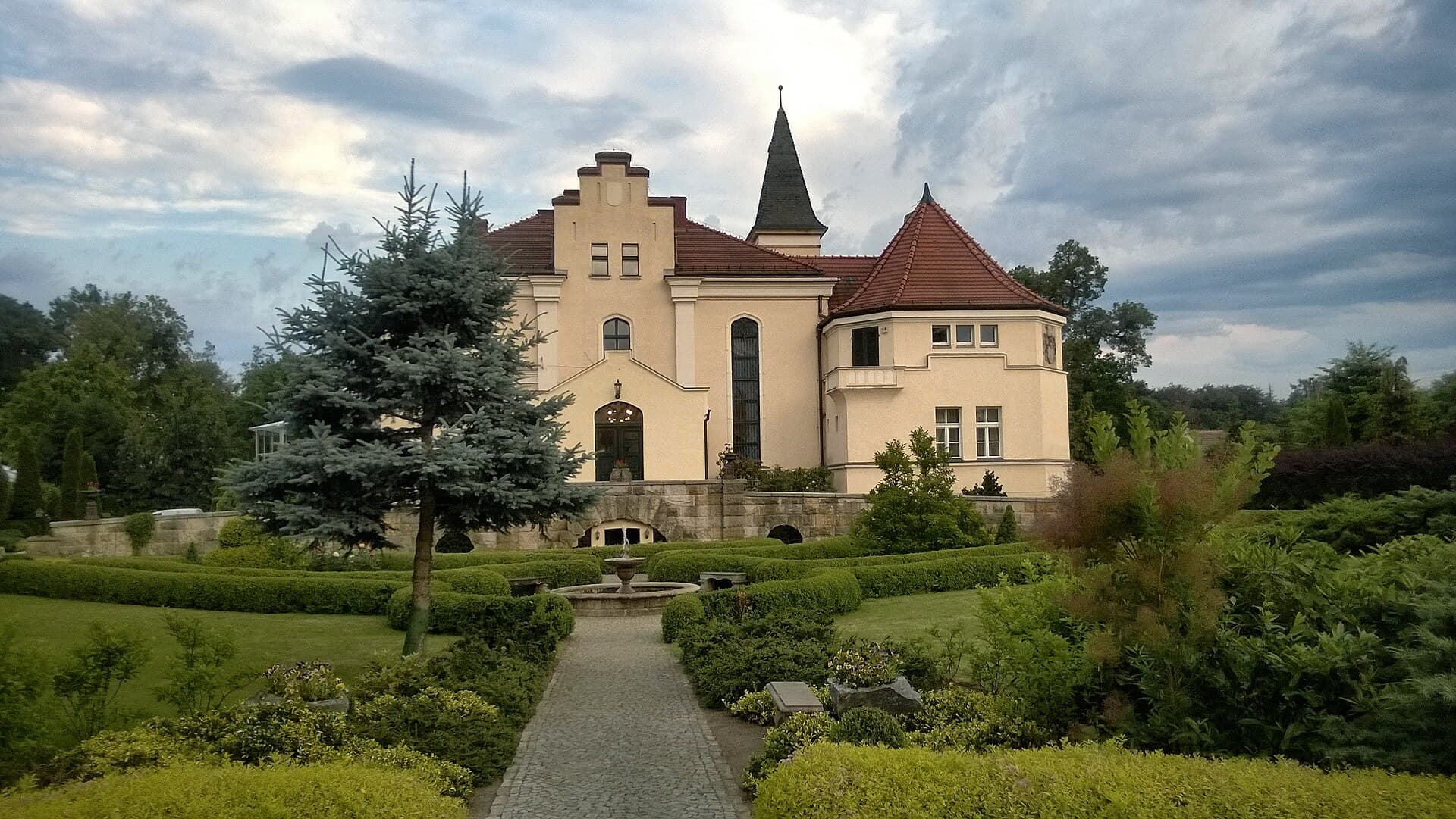 Pałac Brzeźno Spa & Golf (via Wikimedia Commons, CC BY-SA 3.0)