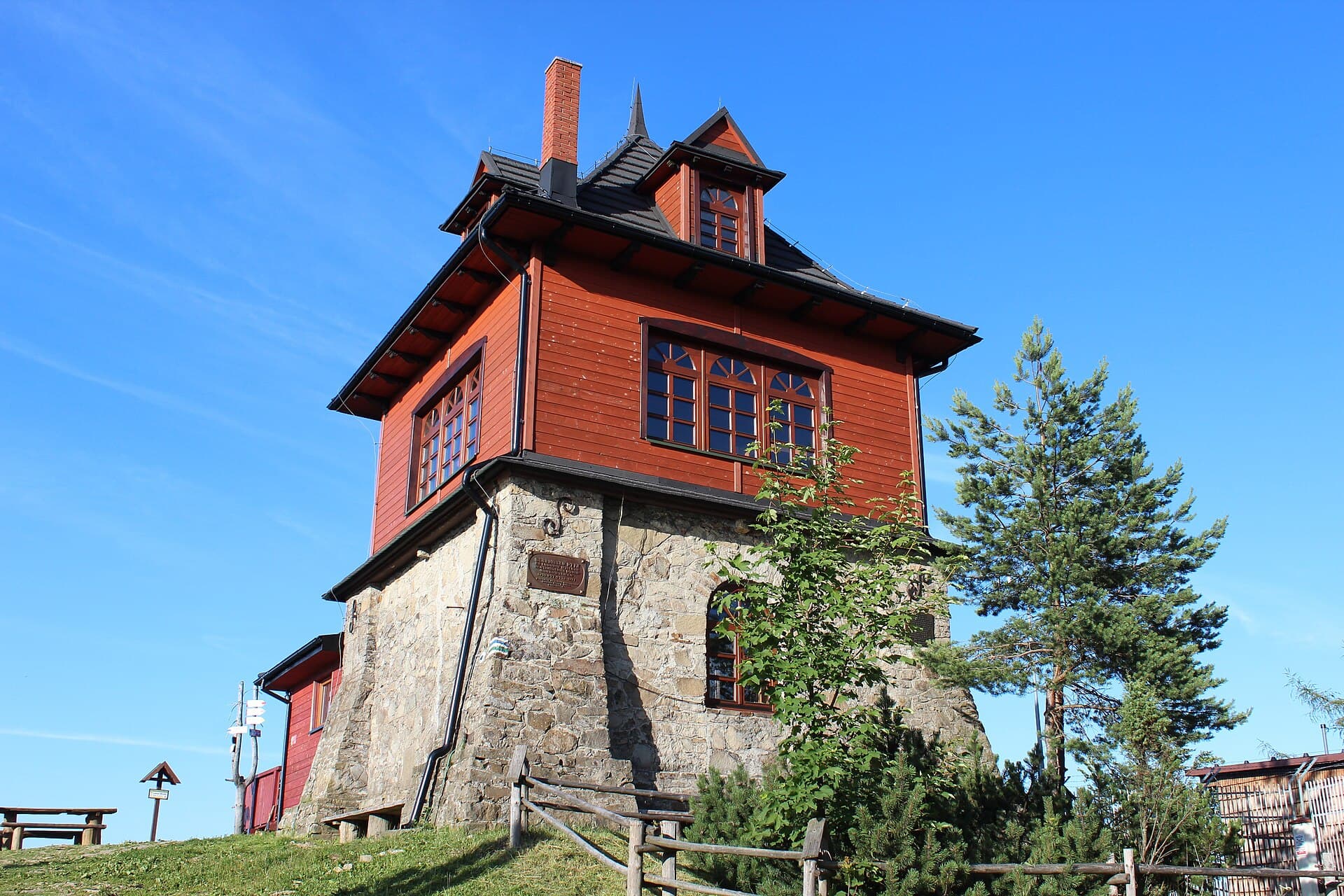 Schronisko PTTK na Luboniu Wielkim (via Wikimedia Commons, CC BY-SA 4.0)