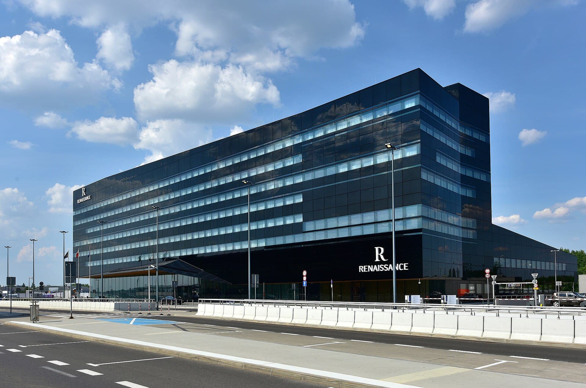 Renaissance Warsaw Airport Hotel (via Wikimedia Commons, CC BY-SA 3.0 pl)
