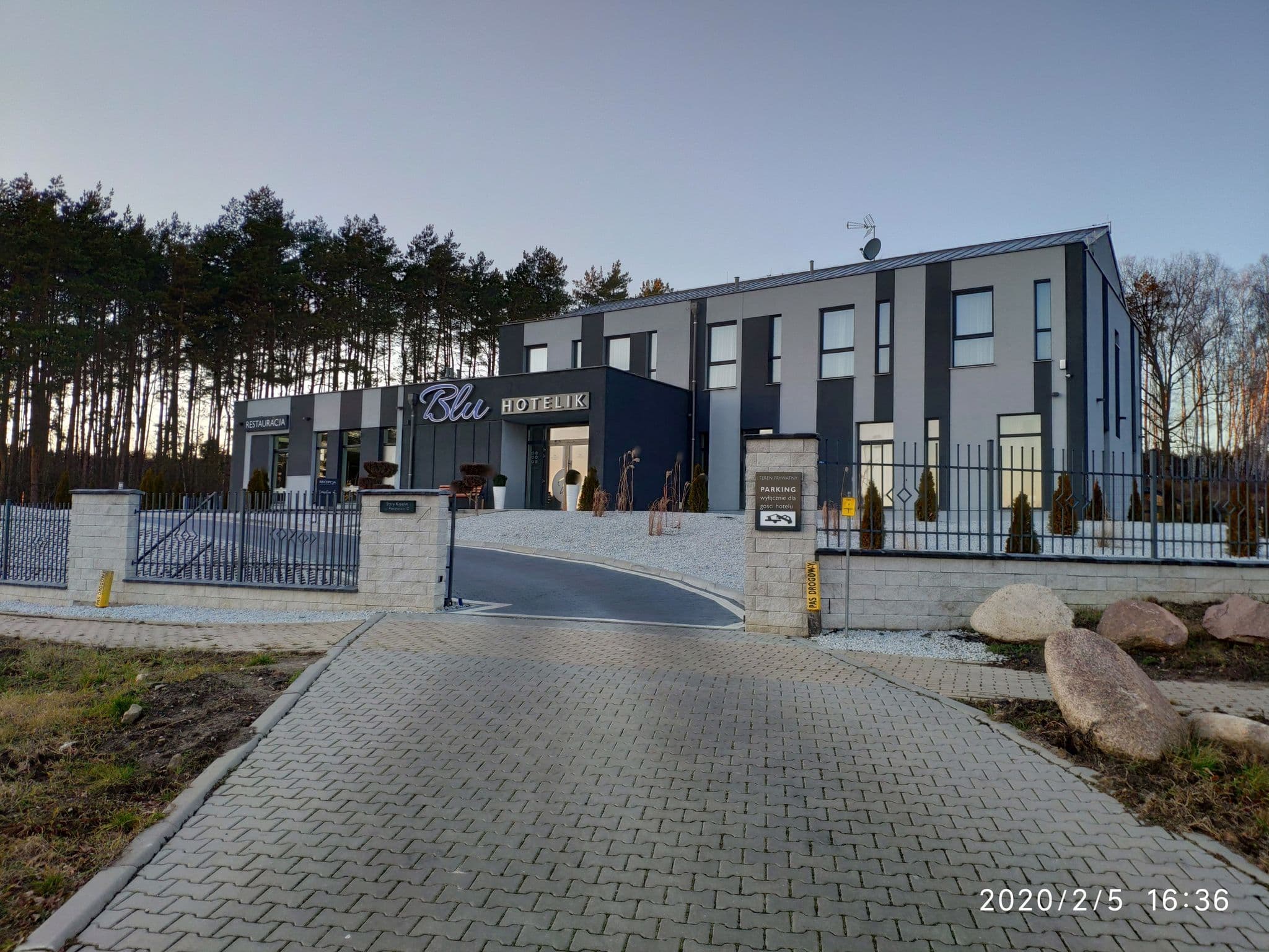 Street view near Blu Hotelik, Zielona Góra — © km2bp (CC BY-SA · Mapillary)