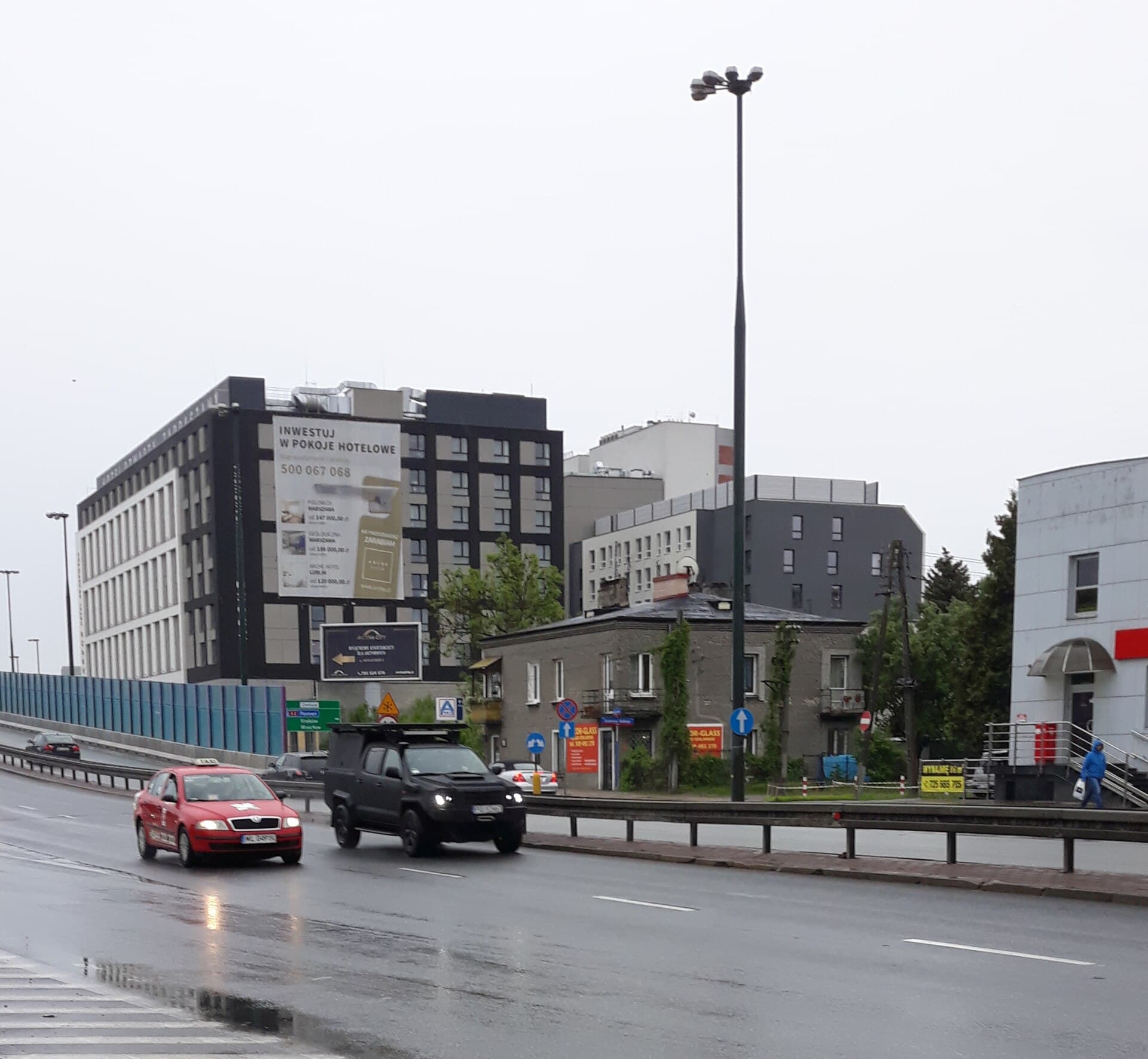 Arche Hotel Krakowska (via Wikimedia Commons, CC BY-SA 4.0)