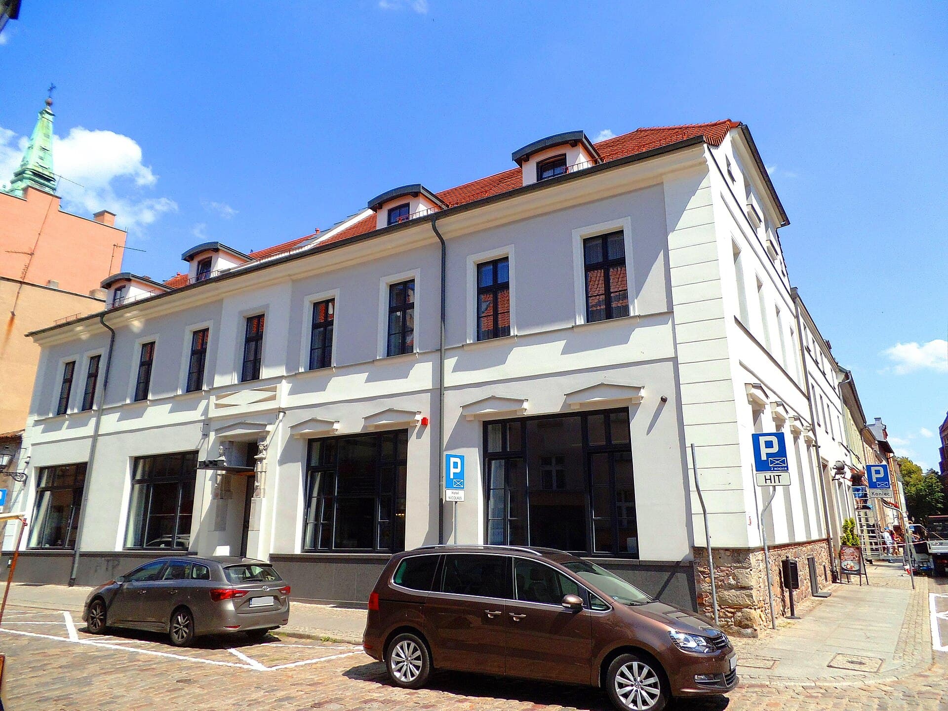 Hotel Nicolaus (via Wikimedia Commons, CC BY-SA 4.0)
