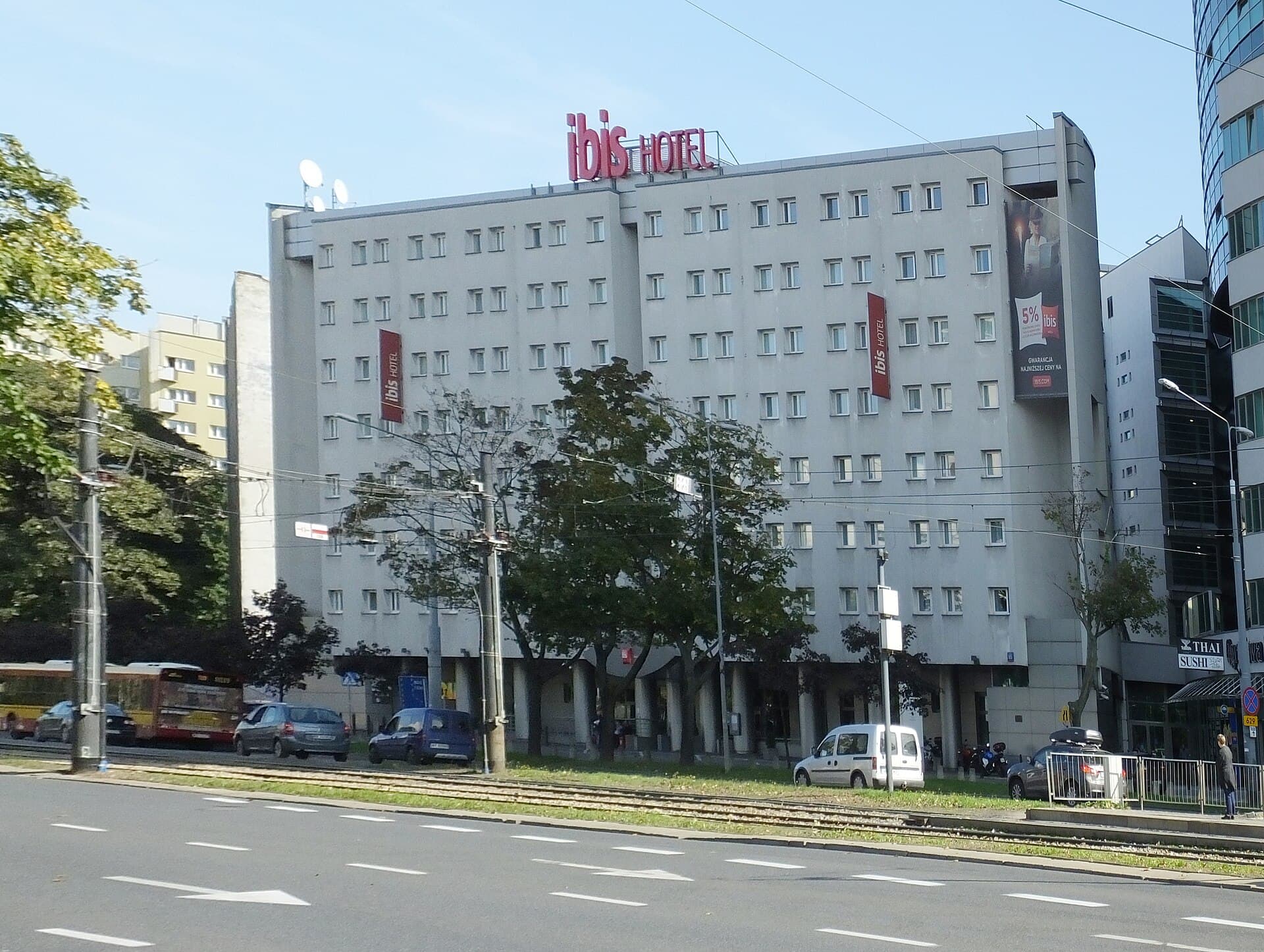 Ibis Warszawa Centrum (via Wikimedia Commons, CC BY-SA 4.0)
