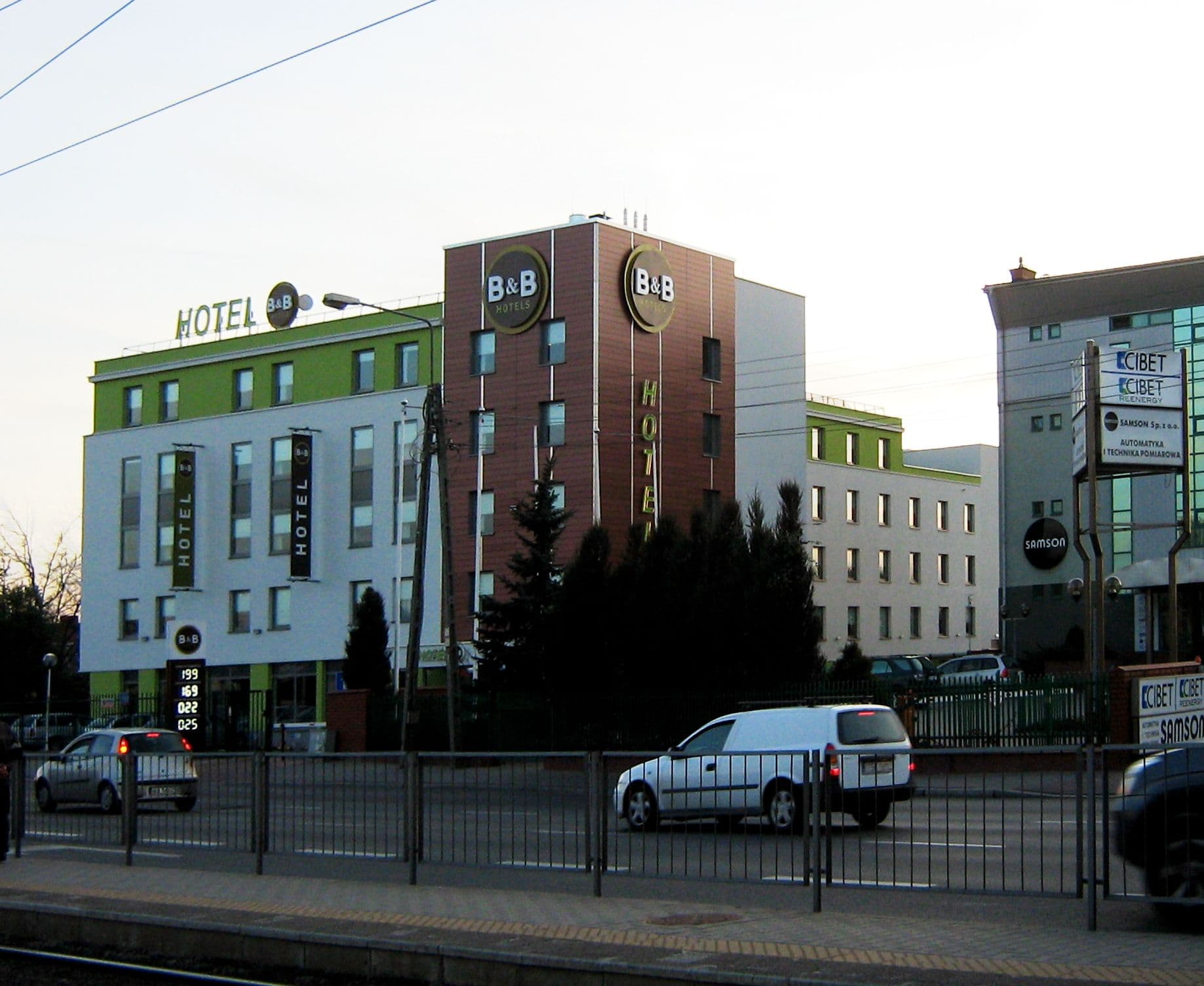 B&B Hotel Warszawa-Okęcie (via Wikimedia Commons, CC BY-SA 4.0)