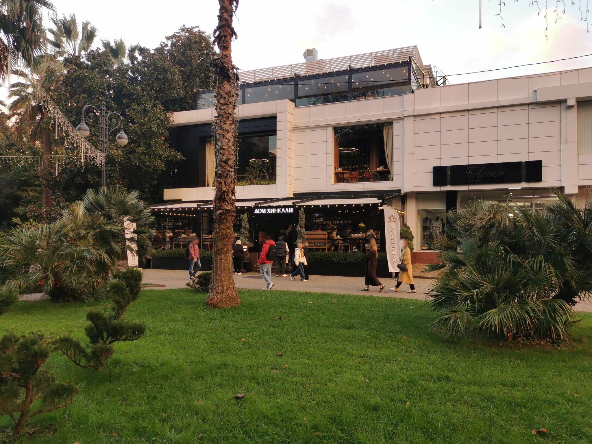Street view near Grand Gallery, Sochi — © dizelmine (CC BY-SA · Mapillary)