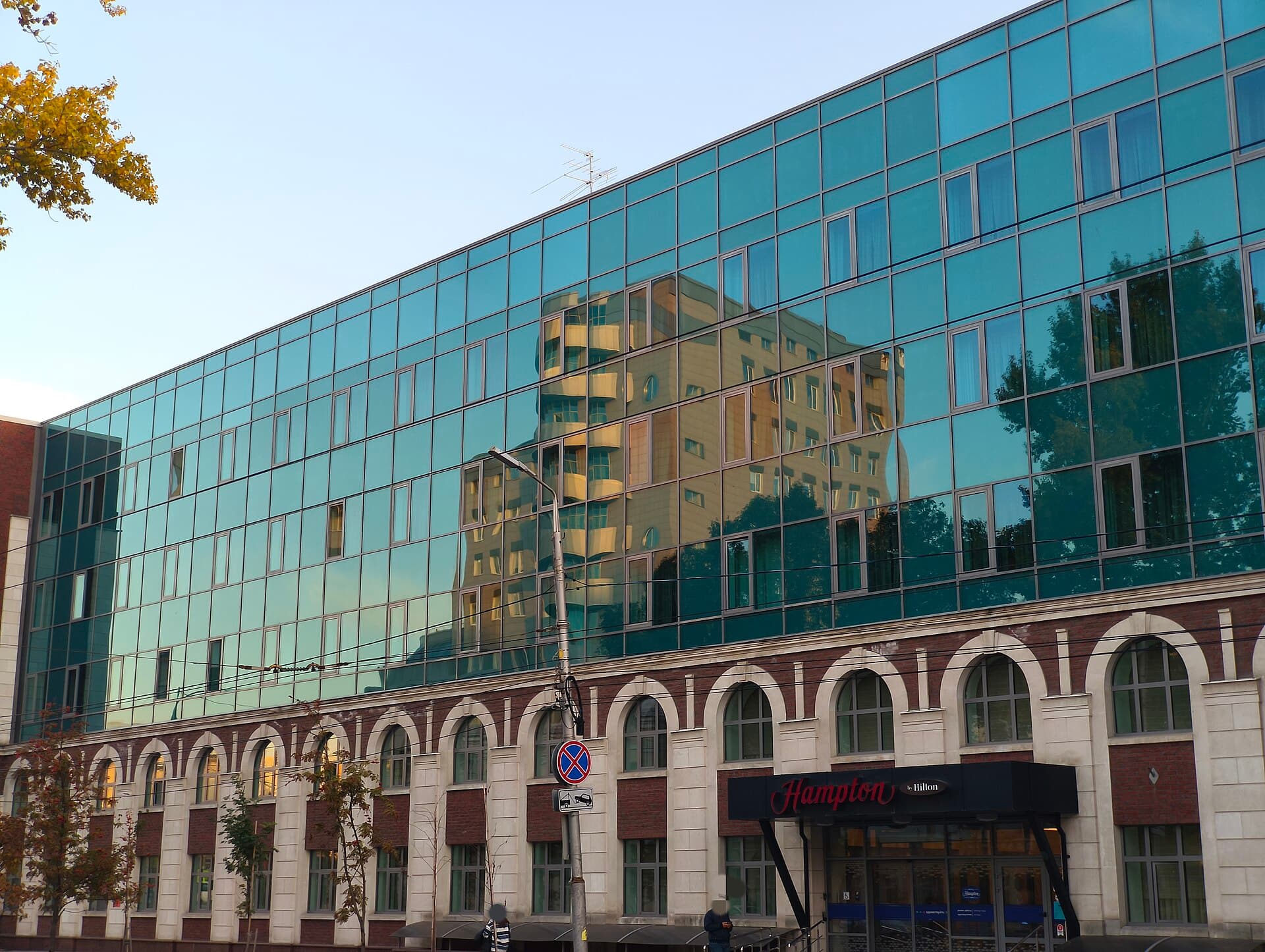 Hampton by Hilton Samara (via Wikimedia Commons, CC BY 4.0)