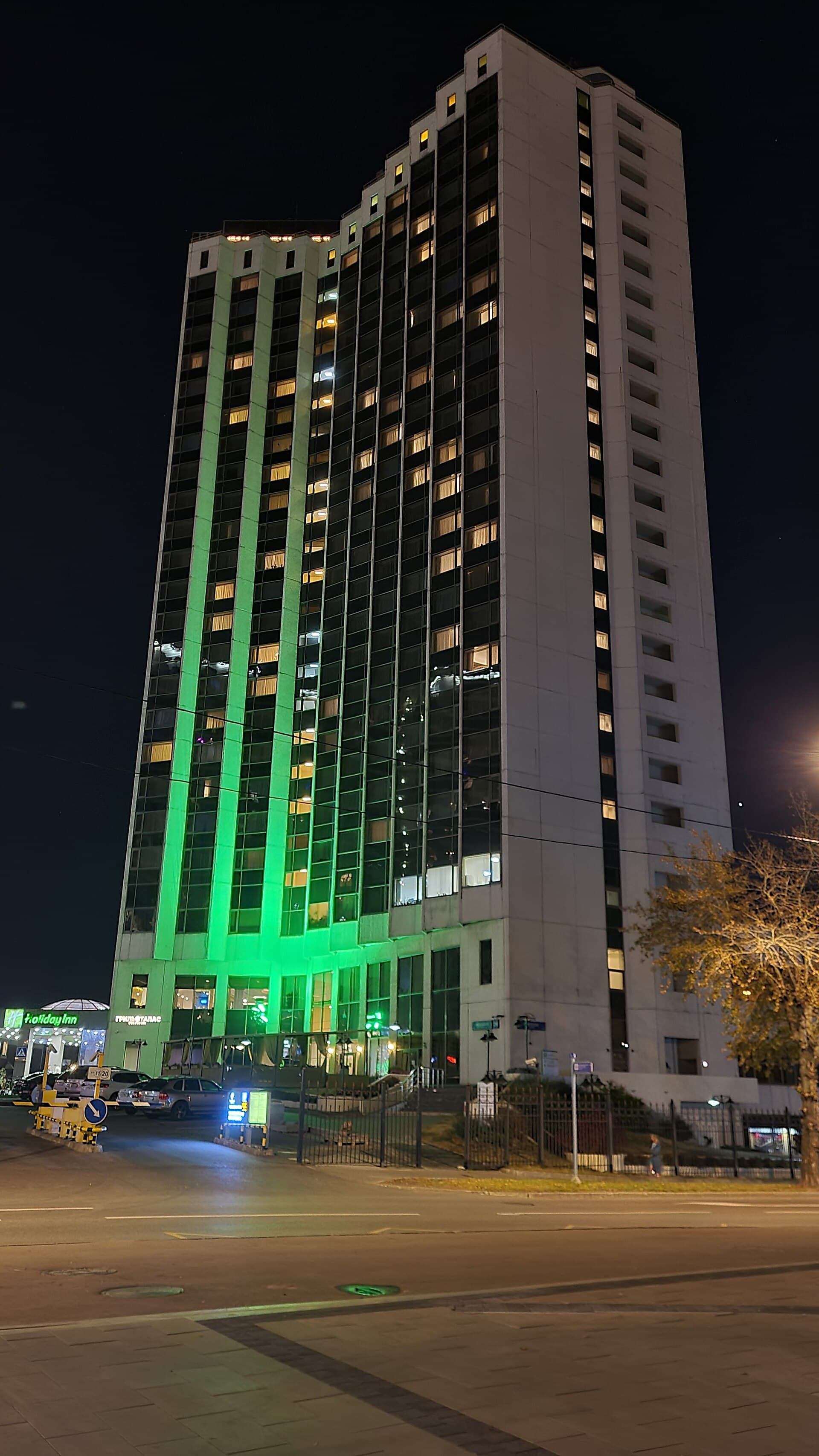 Holiday Inn Sokolniki (via Wikimedia Commons, CC0)