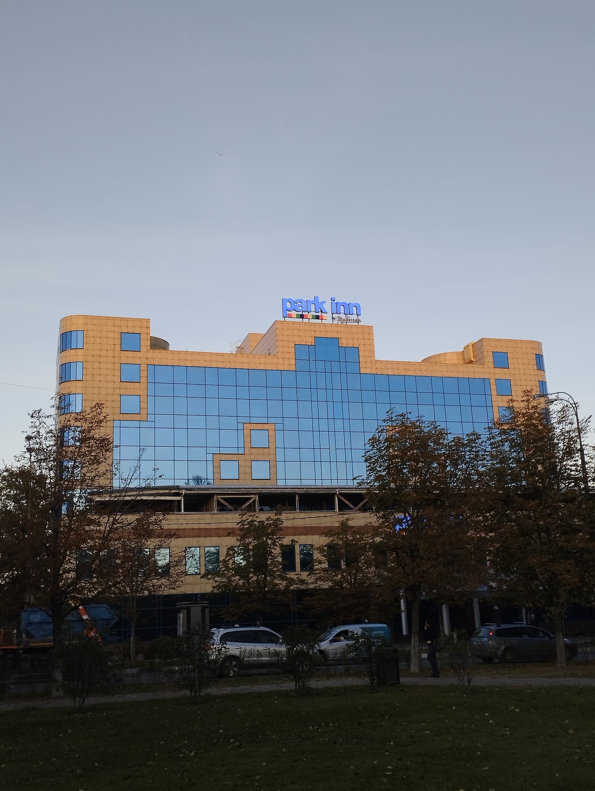 Park Inn by Radisson (via Wikimedia Commons, CC BY-SA 4.0)