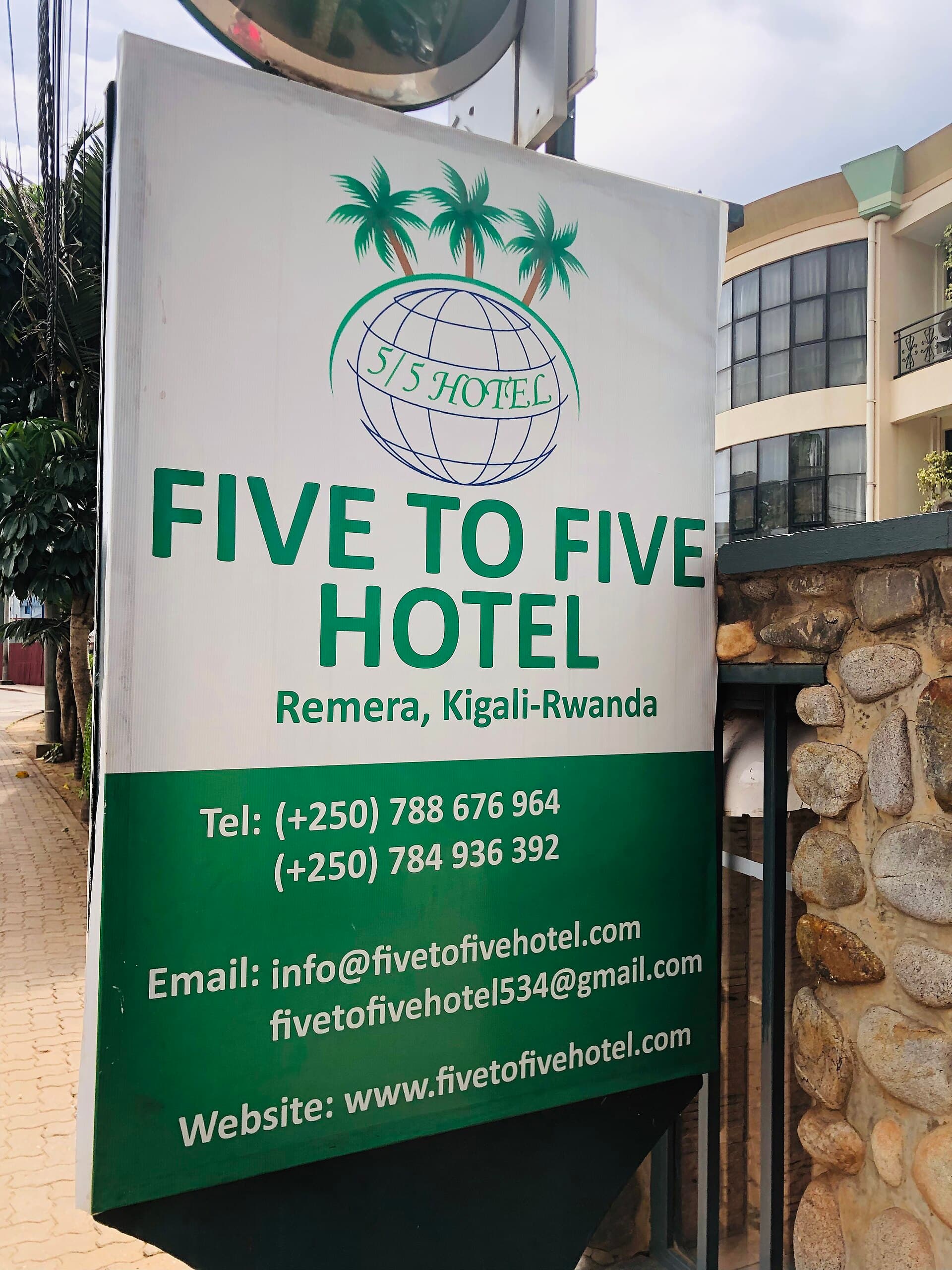 Five to Five Hotel (via Wikimedia Commons, CC0)