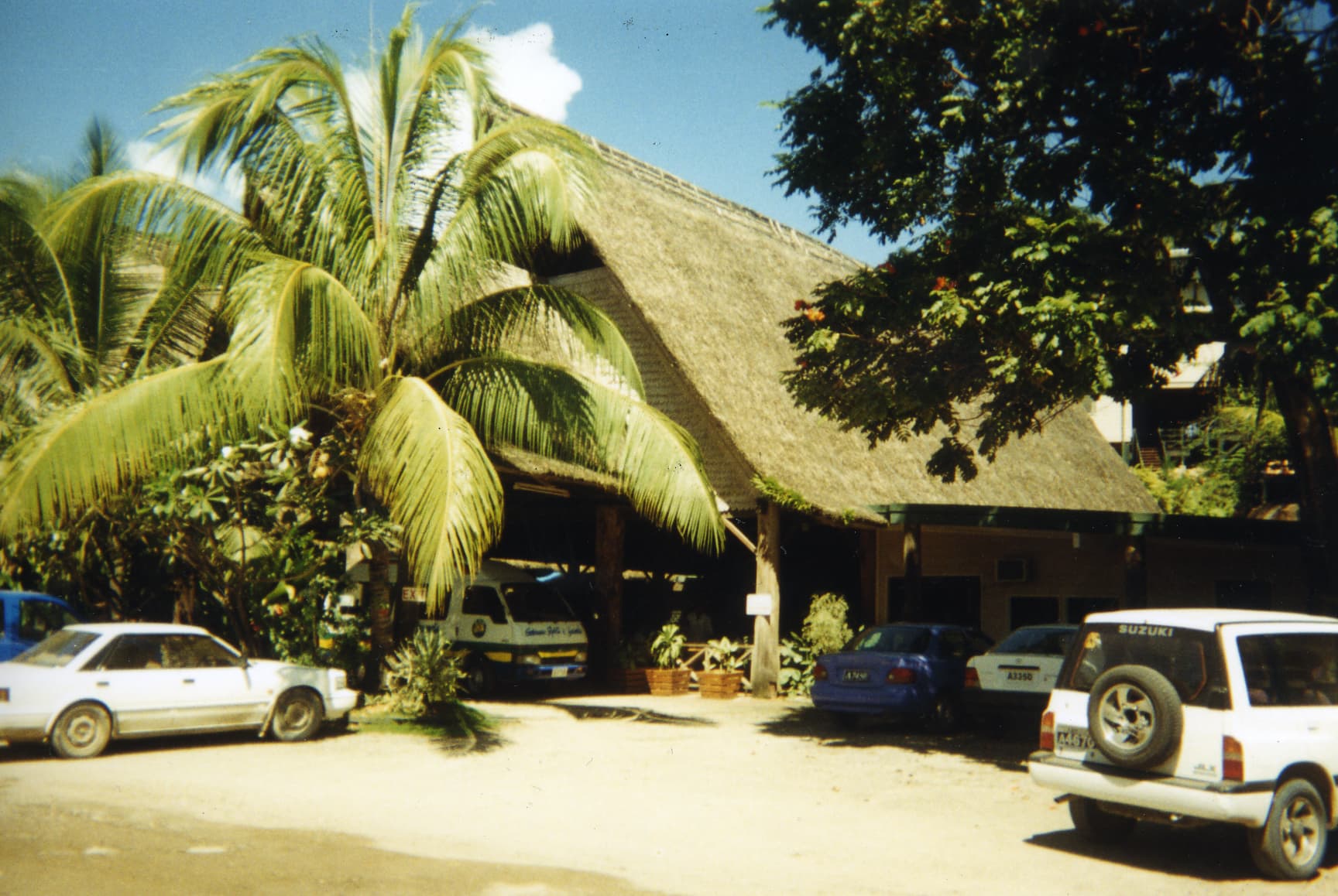 Honiara Hotel (via Wikimedia Commons, CC BY 2.0)