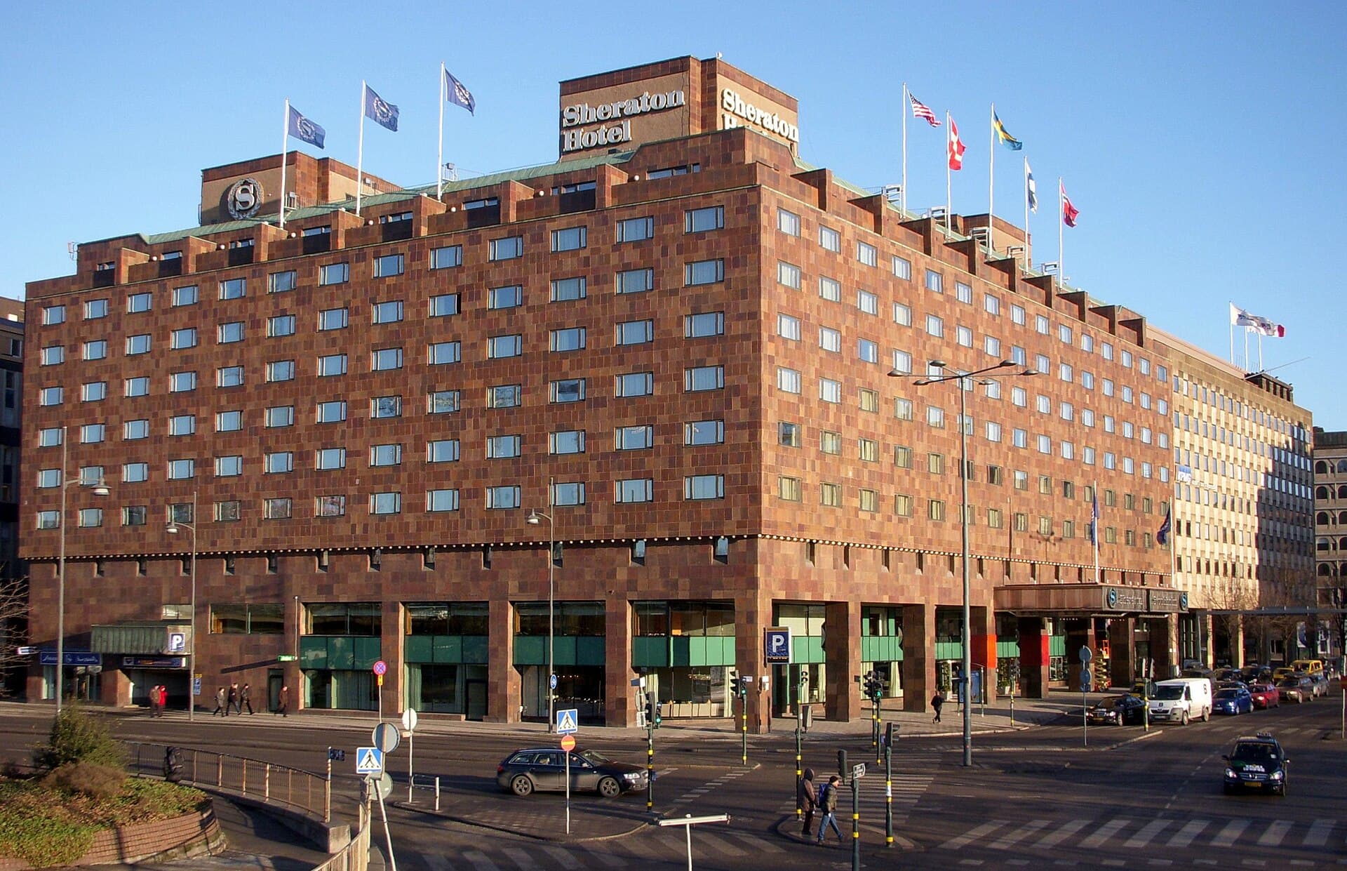 Sheraton Hotel (via Wikimedia Commons, CC BY-SA 3.0)