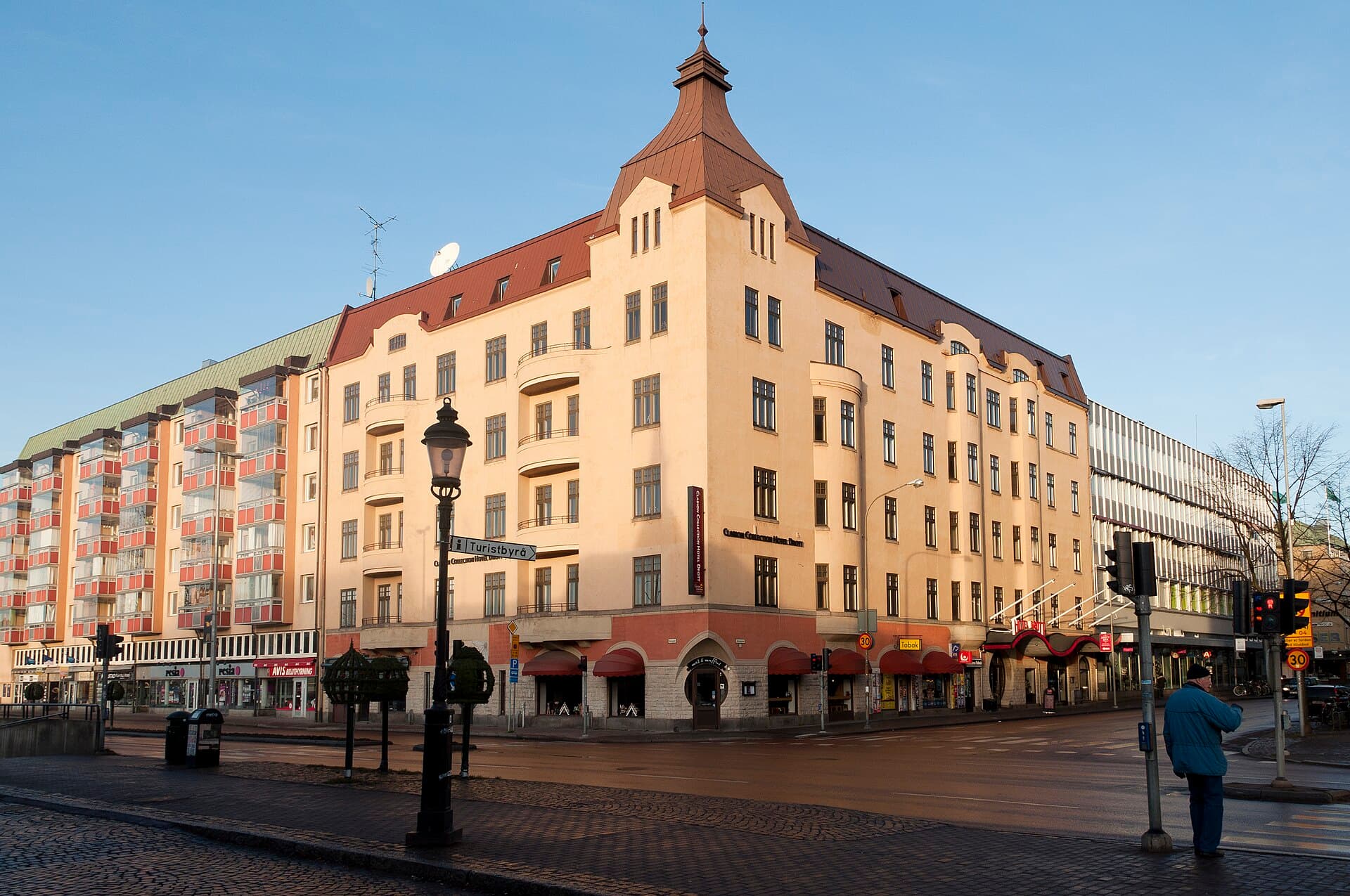 Home Hotel Drott (via Wikimedia Commons, CC BY-SA 3.0)