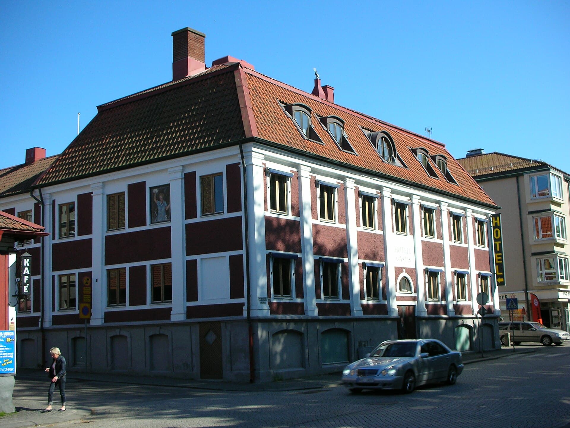 Hotell Gästis (via Wikimedia Commons, Public domain)