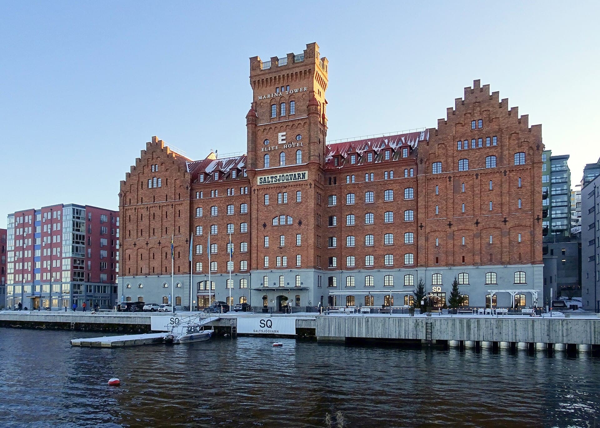 Marina Tower (via Wikimedia Commons, CC BY-SA 4.0)