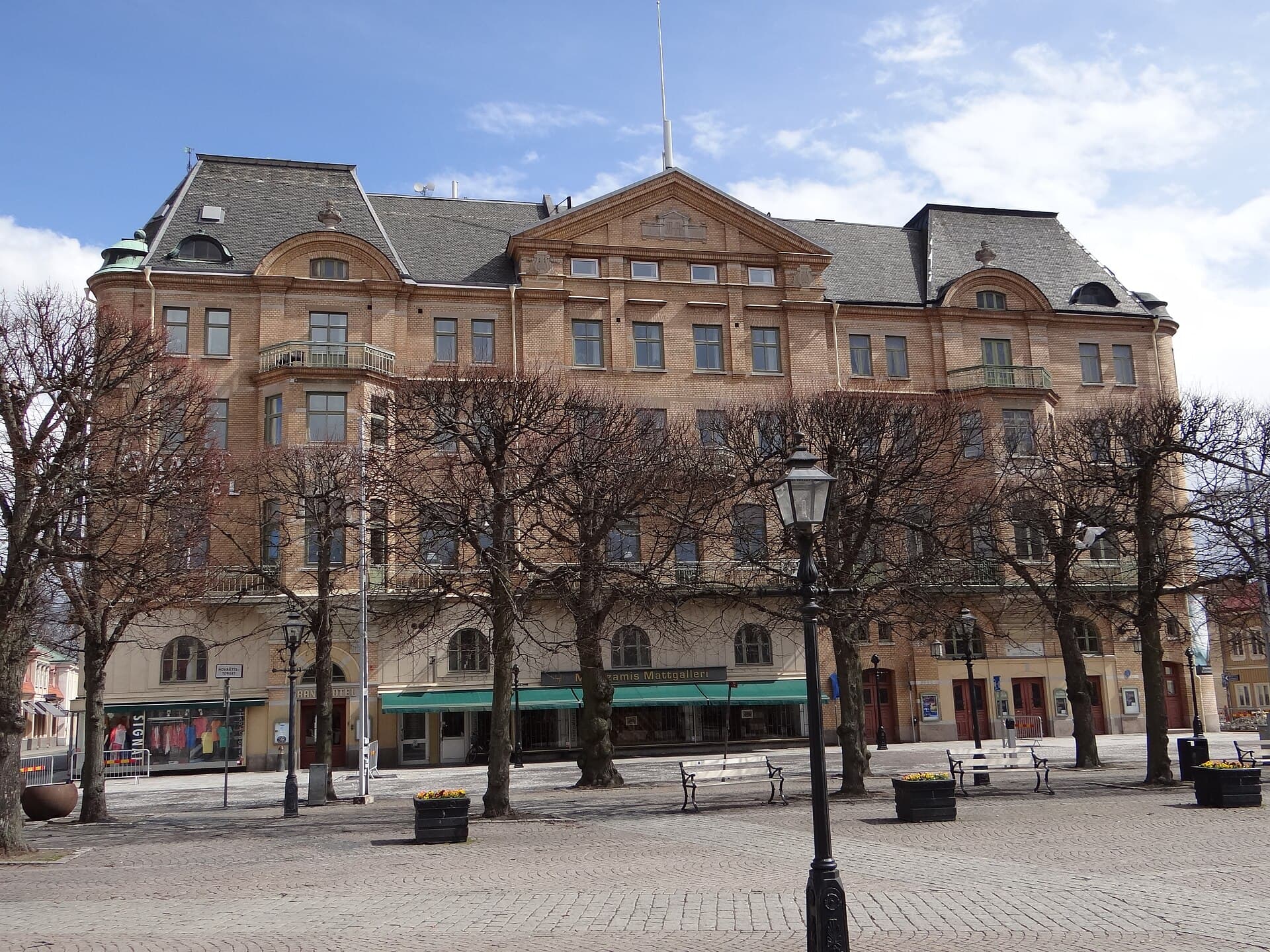Grand Hotel (via Wikimedia Commons, CC BY-SA 2.0)