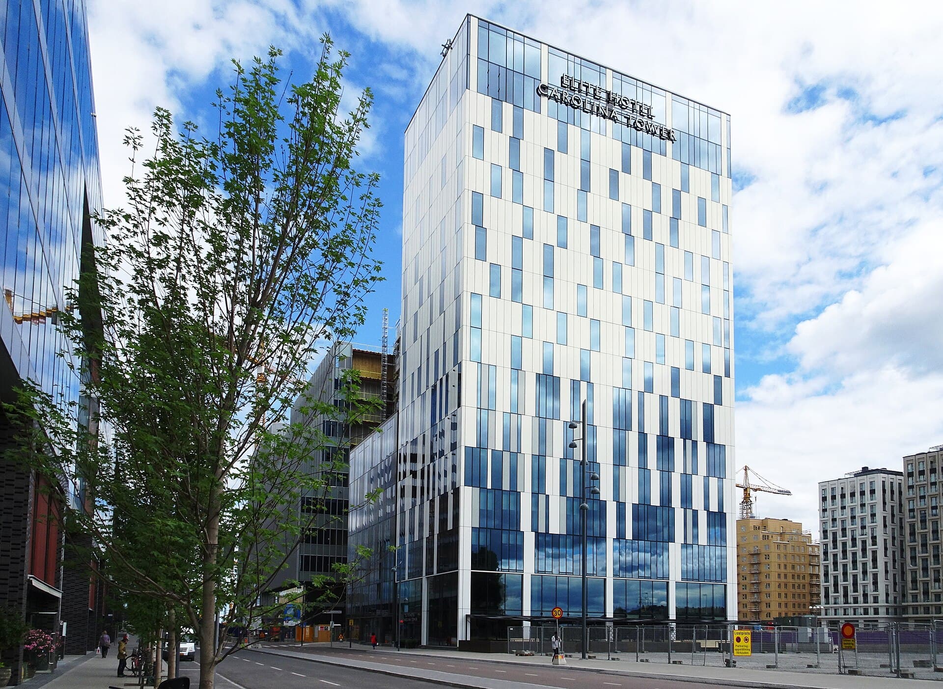 Elite Hotel Carolina Tower (via Wikimedia Commons, CC BY-SA 4.0)