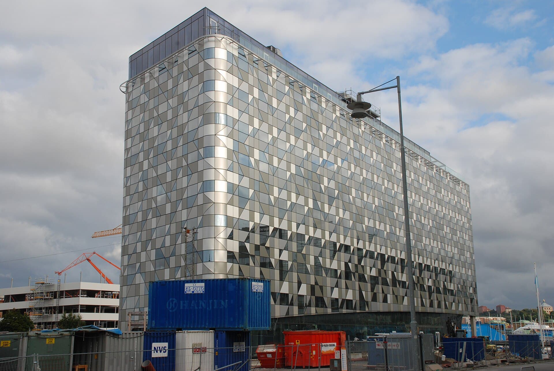 Radisson Blu Riverside Hotel (via Wikimedia Commons, CC BY-SA 3.0)
