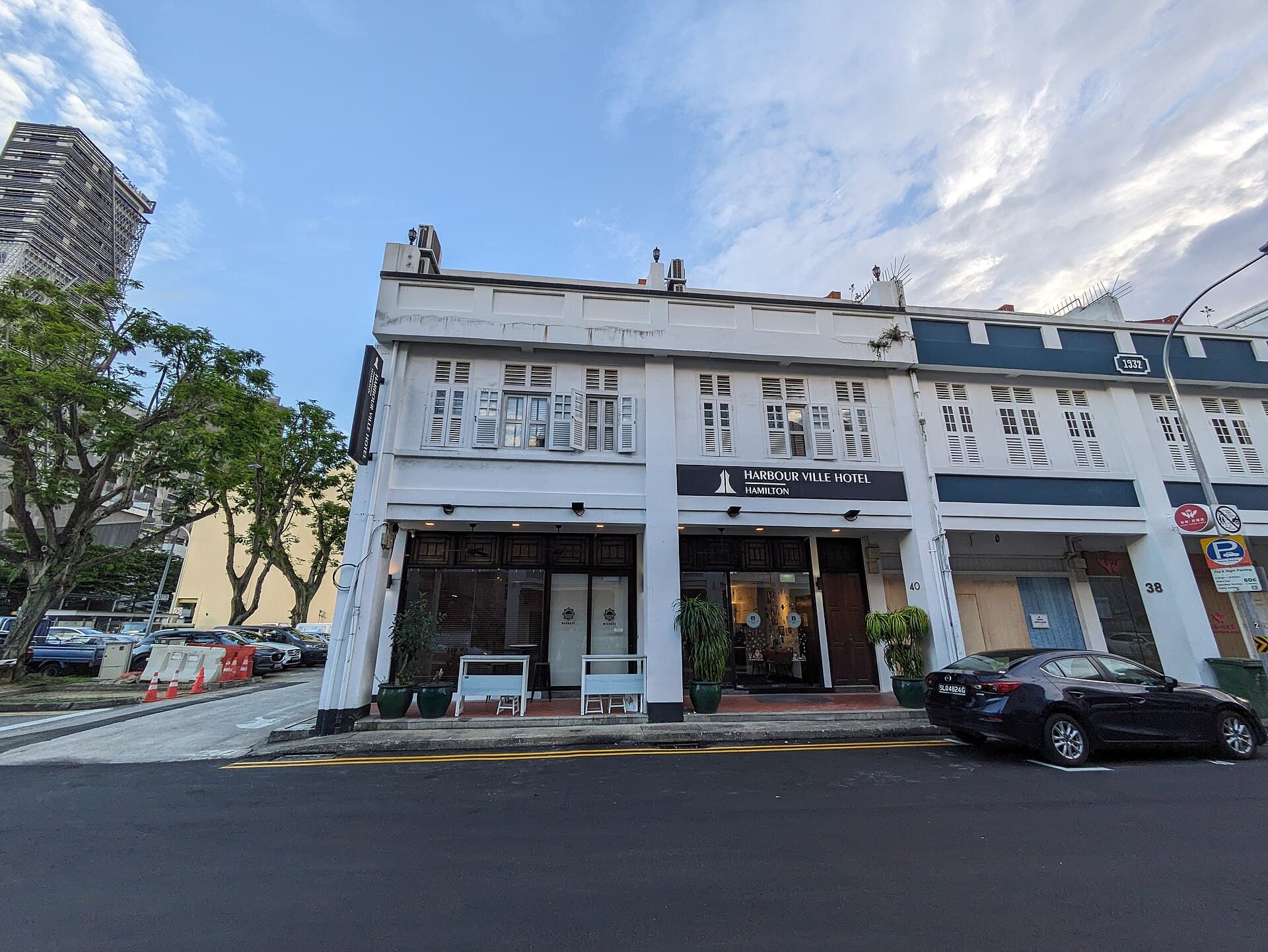 Harbour Ville Hotel Hamilton (via Wikimedia Commons, CC BY-SA 4.0)