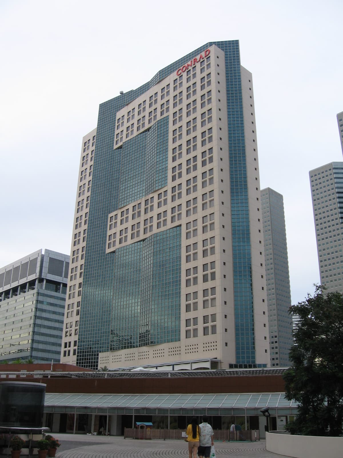 Conrad Singapore Marina Bay (via Wikimedia Commons, Copyrighted free use)