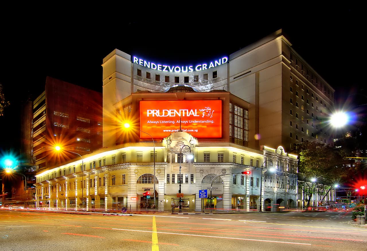 Rendezvous Hotel Singapore (via Wikimedia Commons, CC BY 2.0)