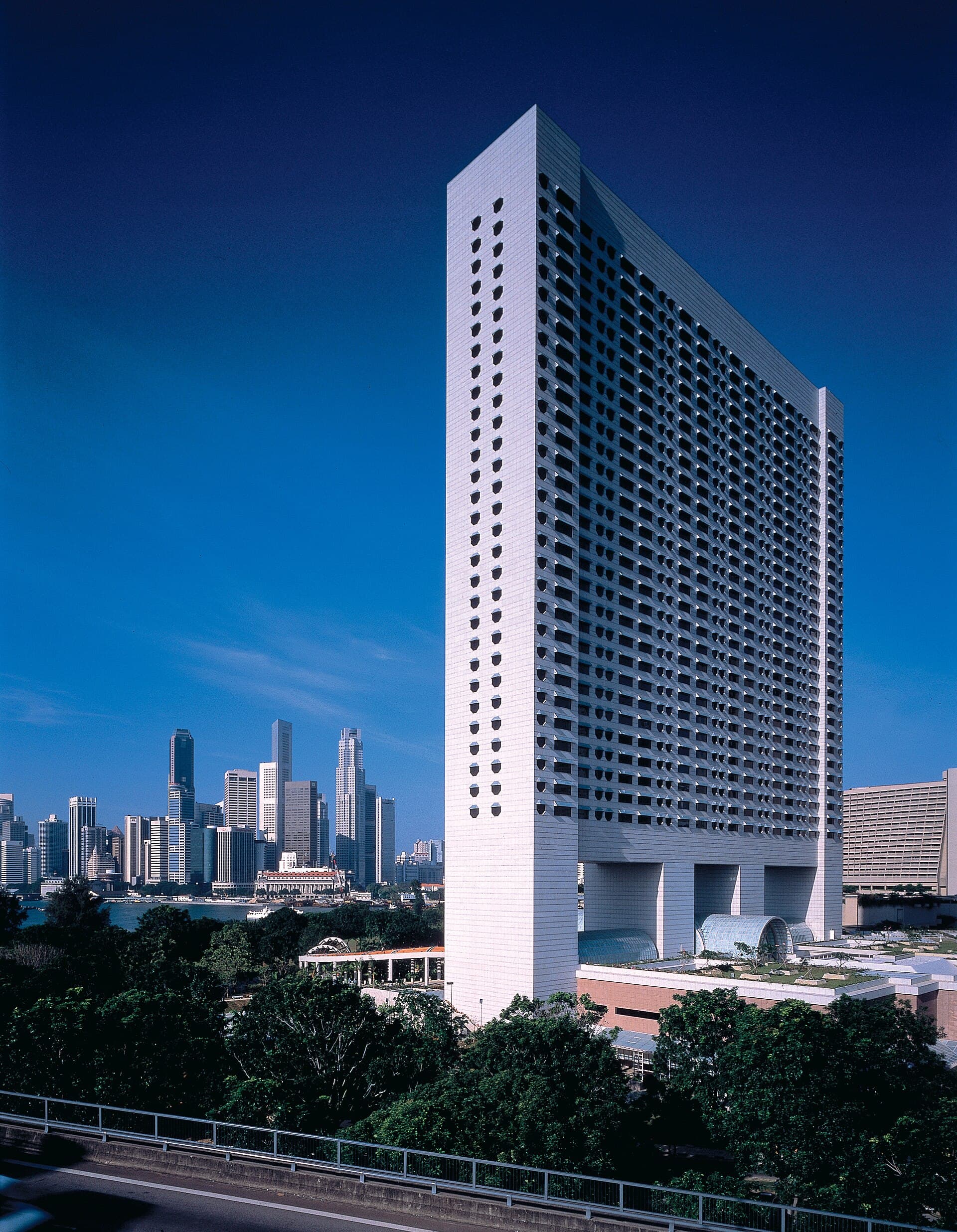 The Ritz-Carlton, Millenia Singapore (via Wikimedia Commons, CC BY-SA 3.0)