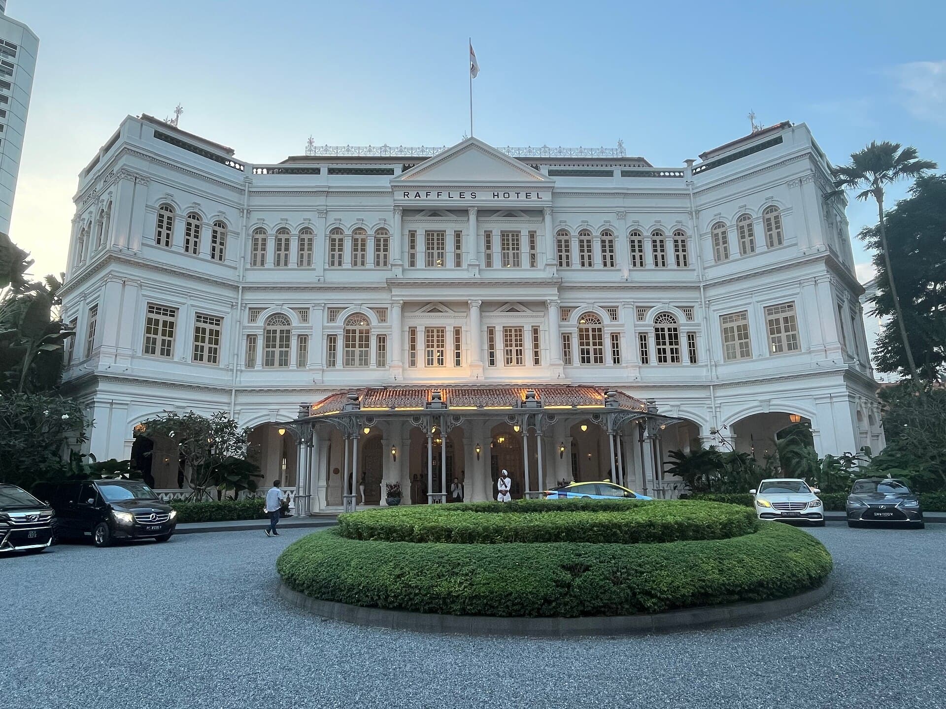 Raffles Hotel (via Wikimedia Commons, CC BY-SA 4.0)
