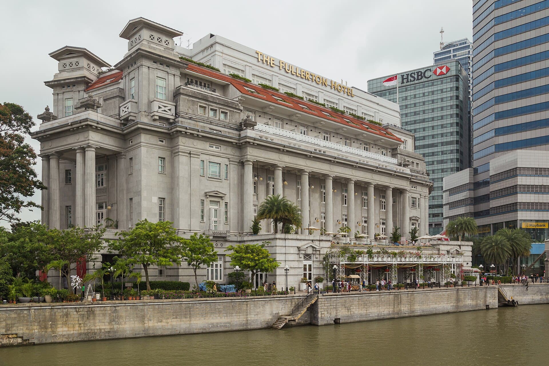 The Fullerton Hotel (via Wikimedia Commons, CC BY-SA 4.0)
