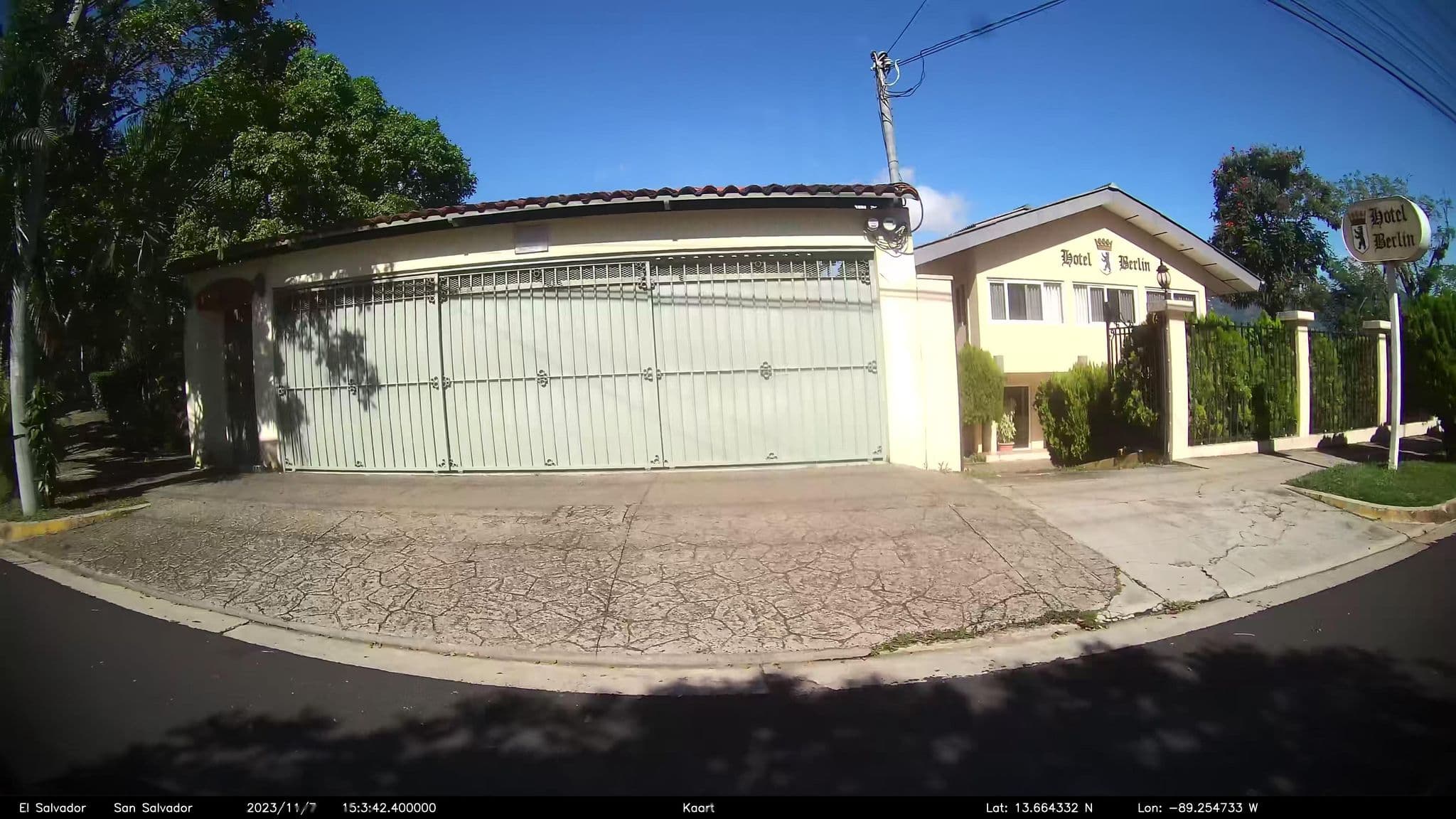 Street view near Hotel Berlin, Antiguo Cuscatlán — © kaart_2 (CC BY-SA · Mapillary)