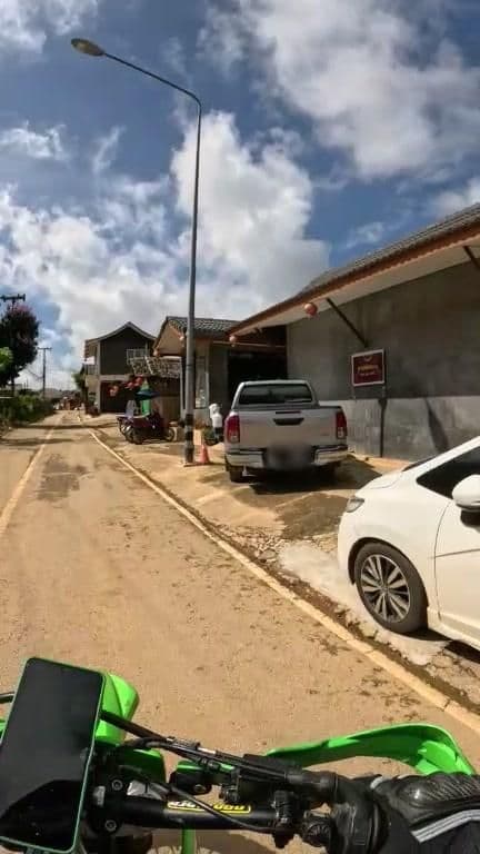 Street view near Rakthai Guesthouse, Mae Hong Son — © julcnx (CC BY-SA · Mapillary)