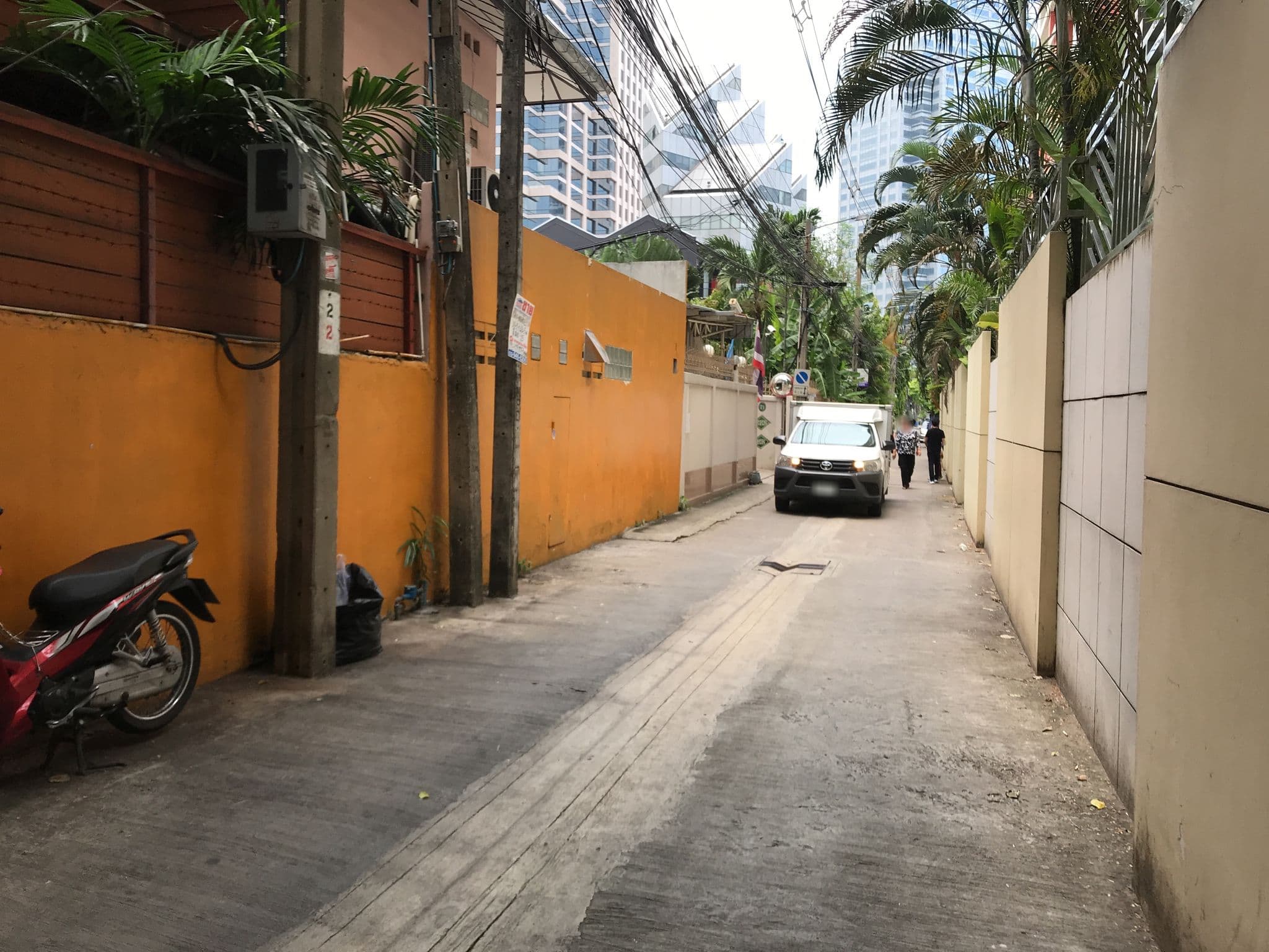 Street view near Baan Sala Daeng, Bang Rak