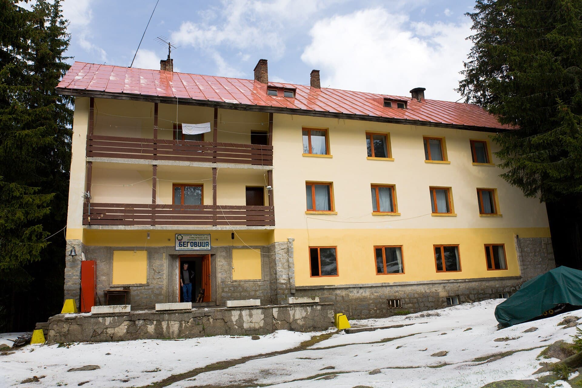 Begovitsa hut (via Wikimedia Commons, CC BY-SA 3.0)