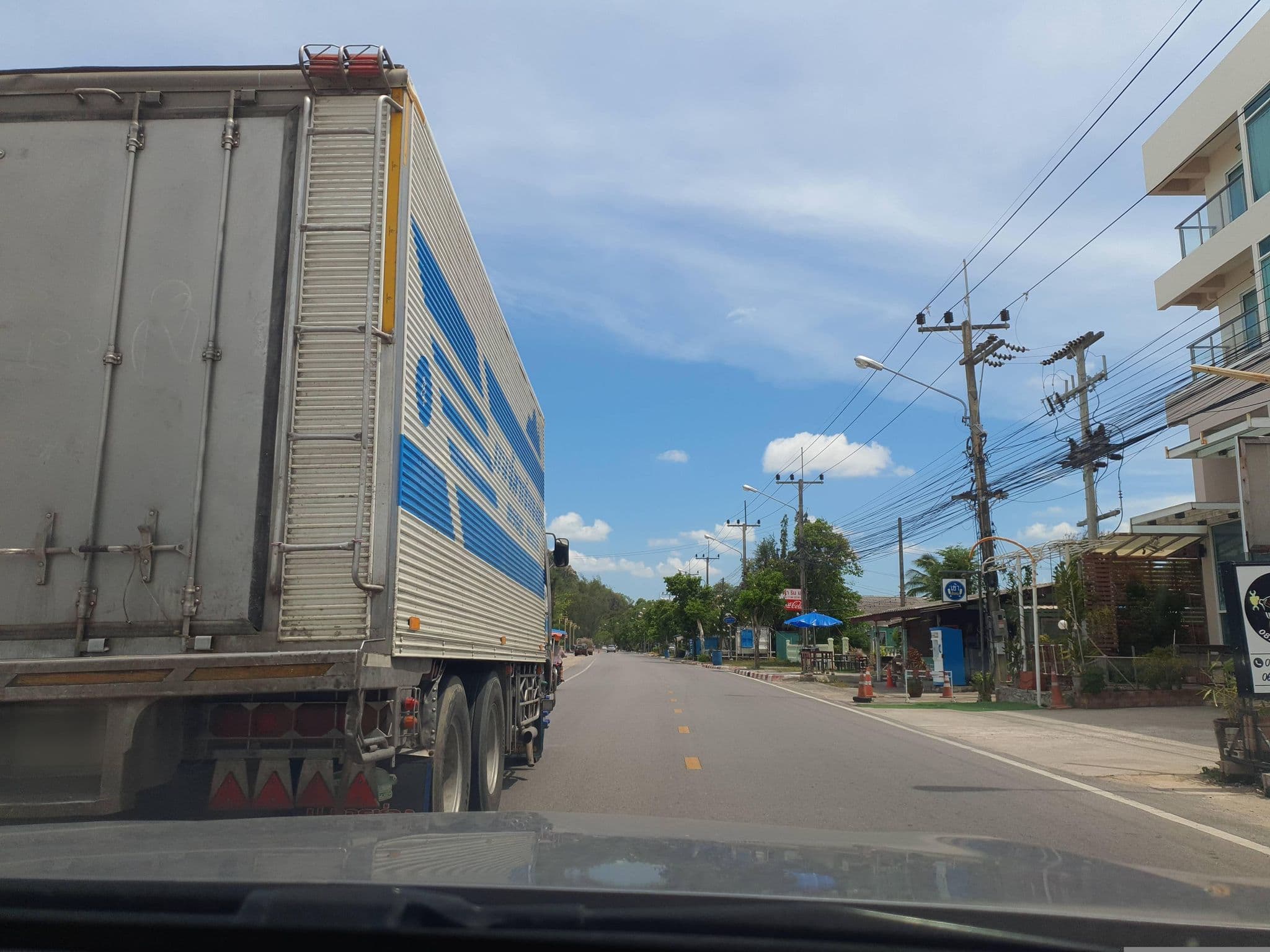 Street view near Golden Beach Hotel, Prachuap Khiri Khan — © jrcarlsen (CC BY-SA · Mapillary)